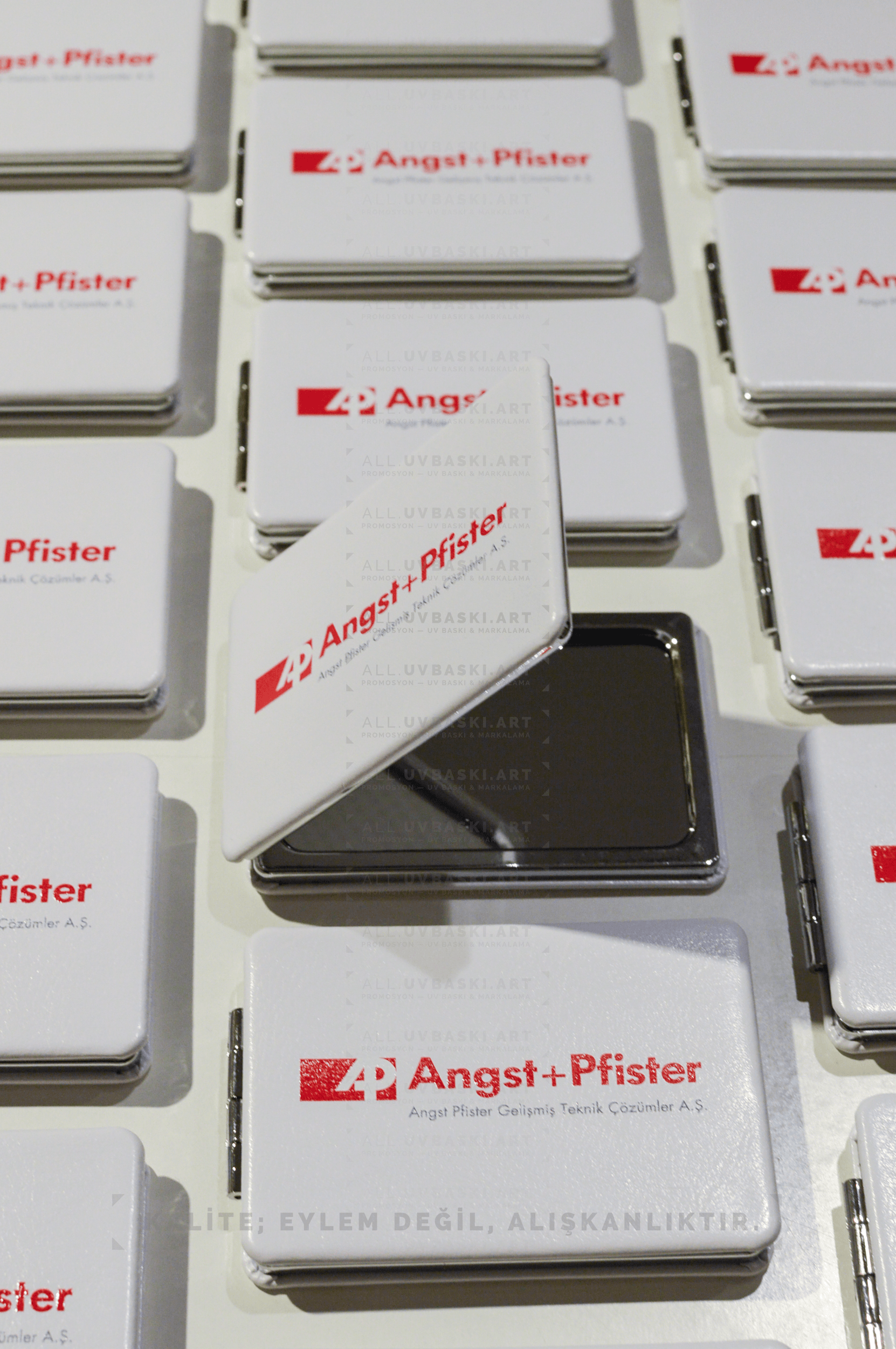 Sonsuz Şıklık: UV Baskılı Deri Ayna