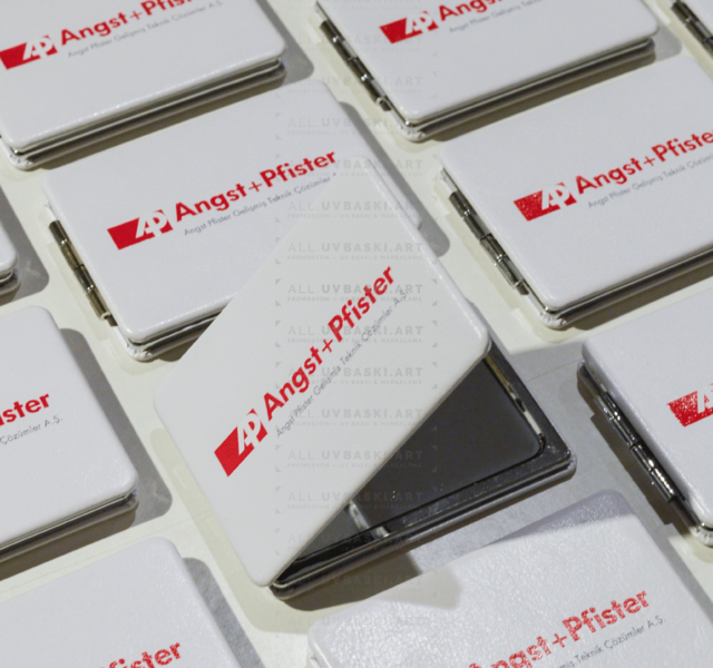 Deri ayna üzerinde marka logosu