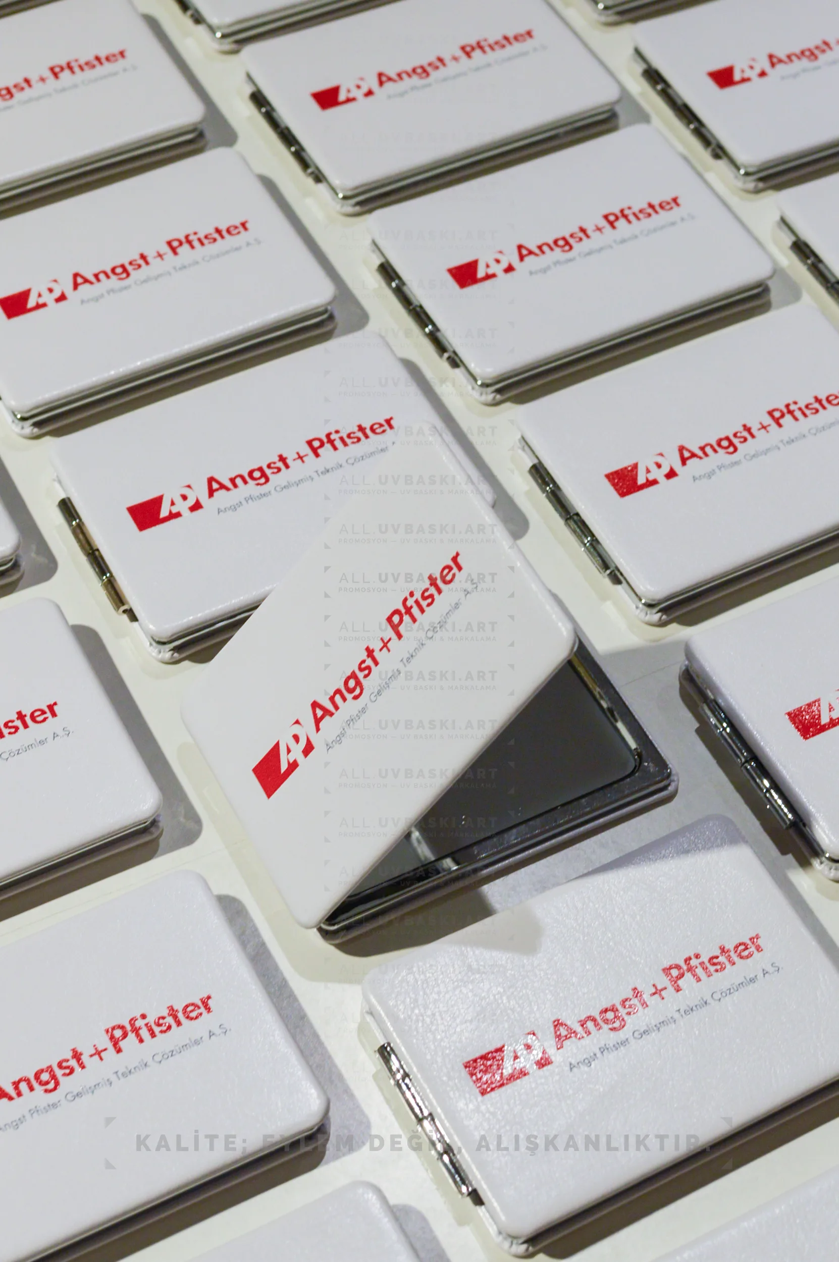 Deri ayna &uuml;zerinde marka logosu