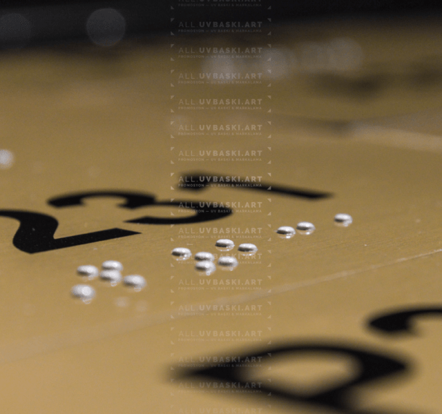 Yakın çekim Braille alfabesi kabartma UV baskı noktaları