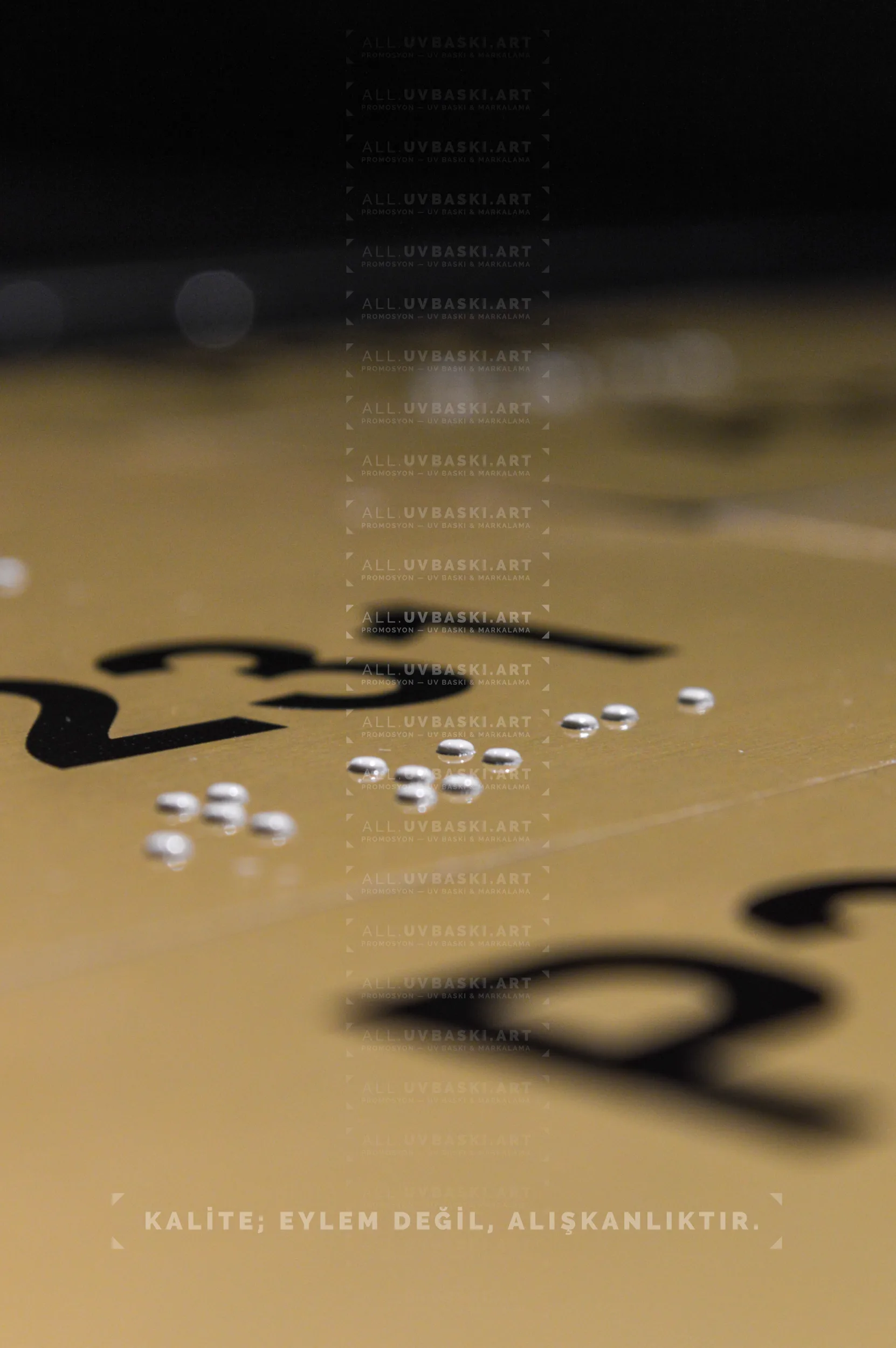 Yakın çekim Braille alfabesi kabartma UV baskı noktaları