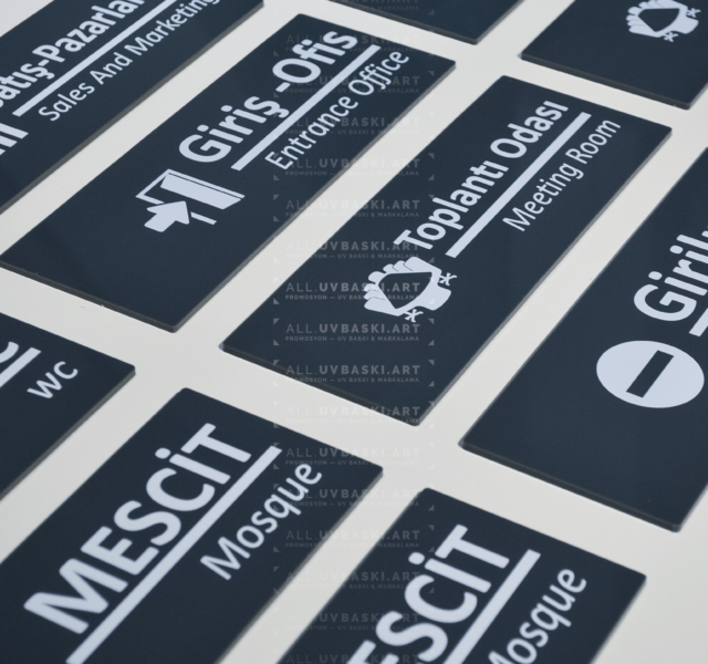 Sanat galerisi bilgilendirme tabelaları.