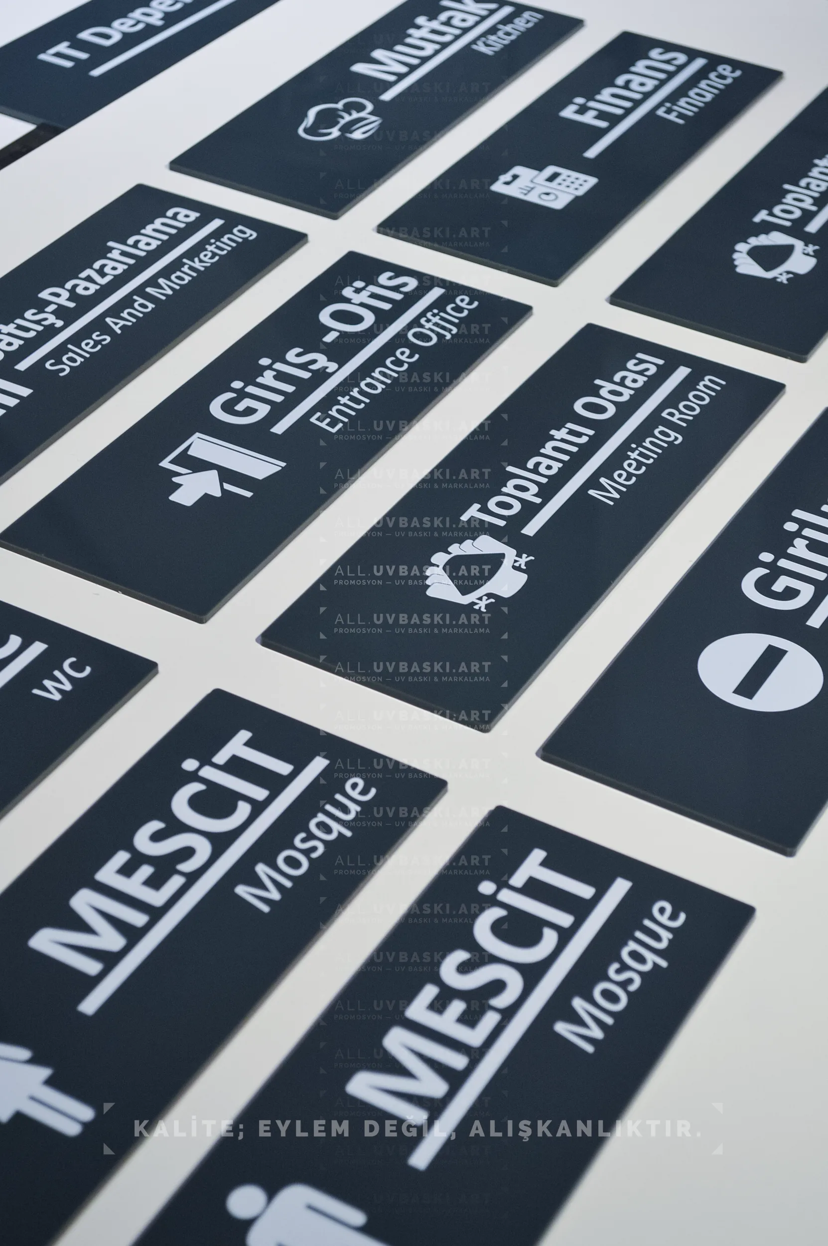 Sanat galerisi bilgilendirme tabelaları.