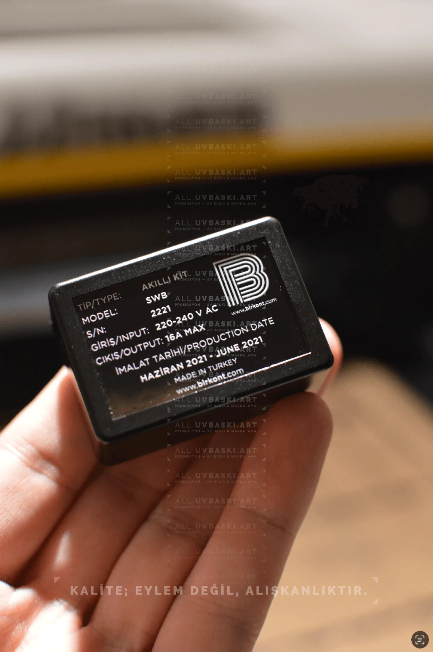 Elektronik cihaz kutusu &uuml;zerine UV baskılı logo