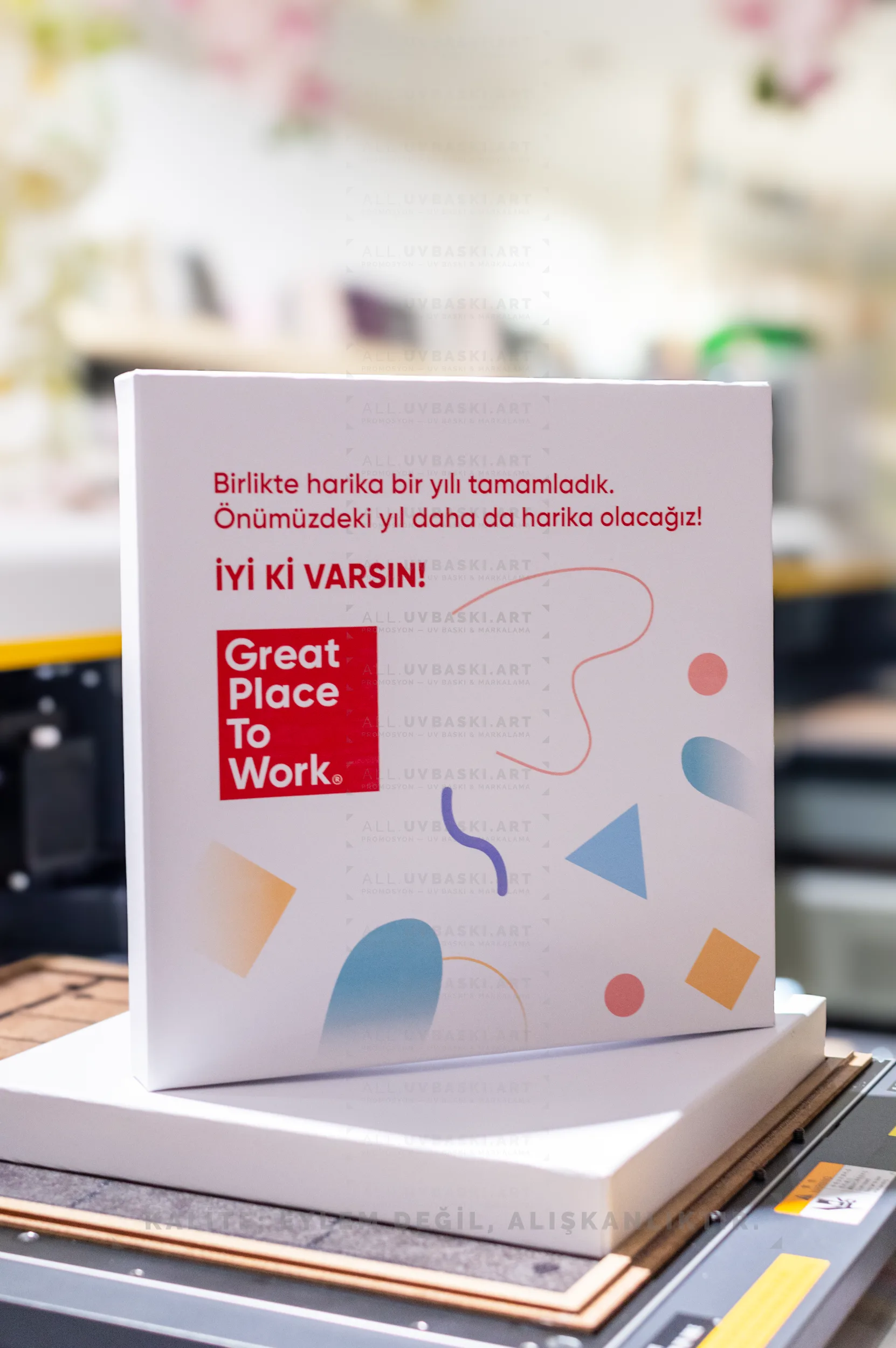 Beyaz hediye kutusu kapağı &uuml;zerine tam renkli, detaylı logo UV baskı uygulaması.