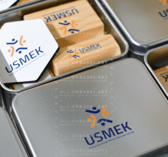 Mavi/gri teknoloji firması logolu, UV baskılı metal kurumsal hediye seti kutusu; içinde kahve, açacak, çikolata, magnet, telefon standı.