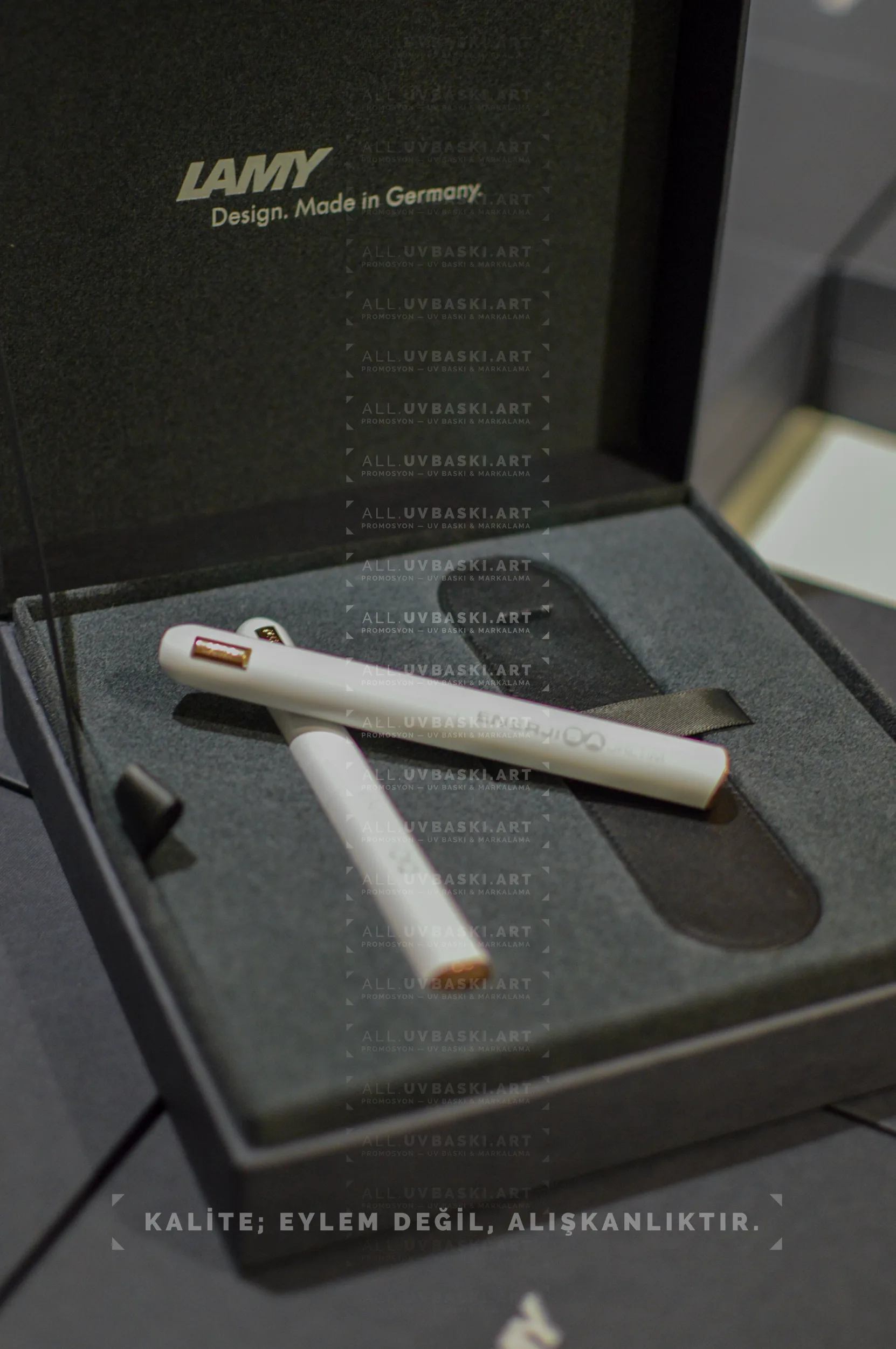 Beyaz LAMY dolma kalem &uuml;zerinde lazerle işlenmiş marka ismi.