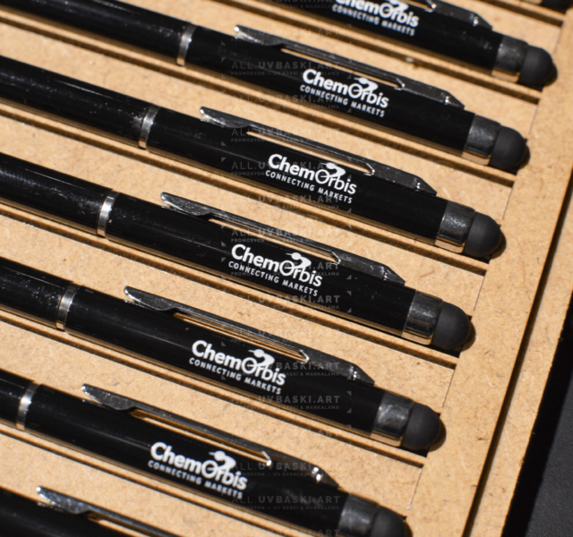 Siyah metal tükenmez kalem üzerinde beyaz UV baskı ile ince yazı.