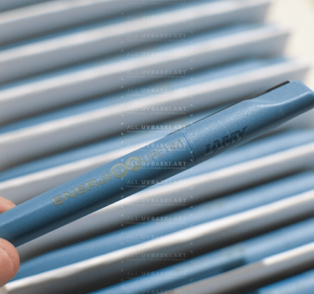 Kurumsal promosyon amaçlı lazer baskılı plastik kalemler.