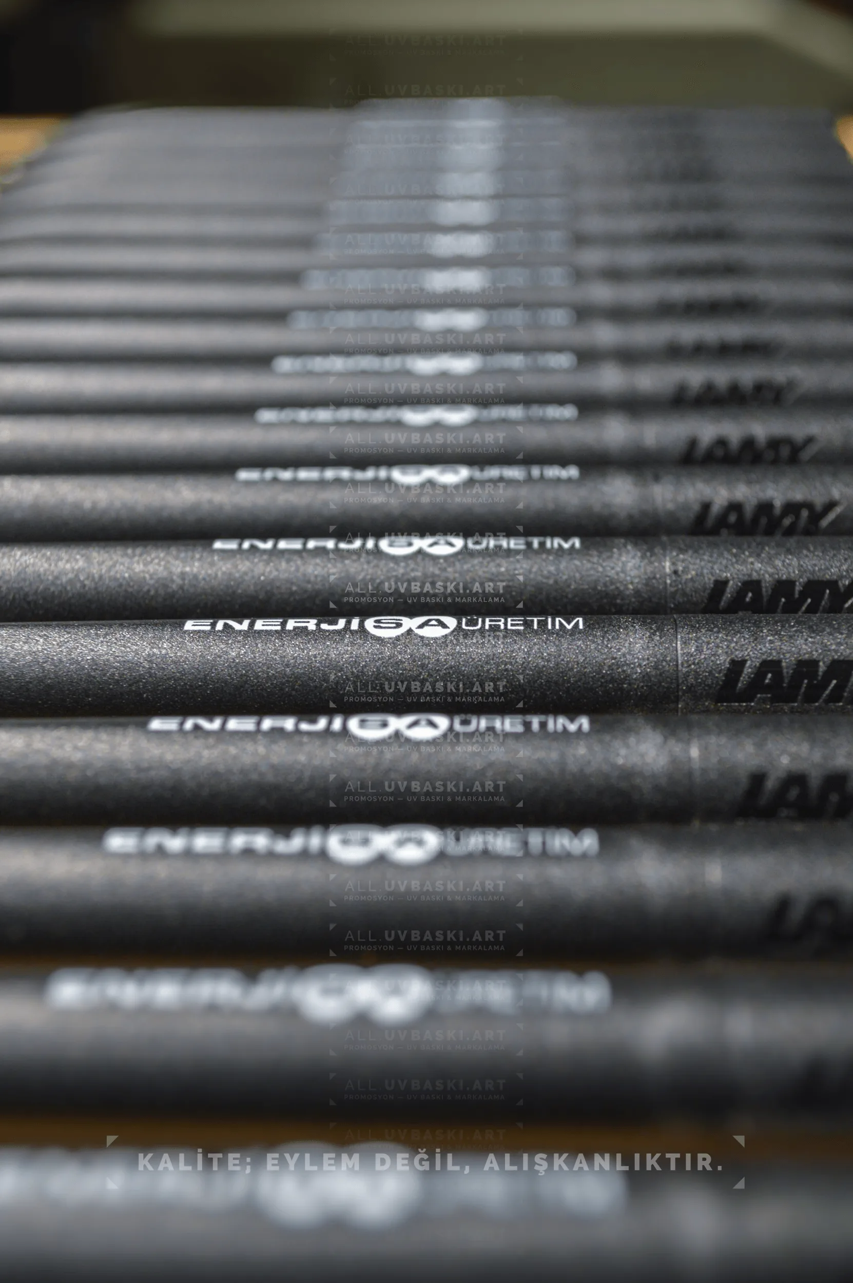 Siyah Lamy ABS plastik kalem &uuml;zerine UV baskı logo &ouml;rneği