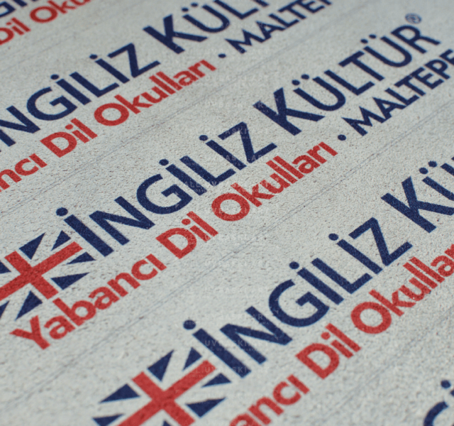 UV baskı makinesi süet deri üzerine baskı yaparken detaylı yakın çekim.