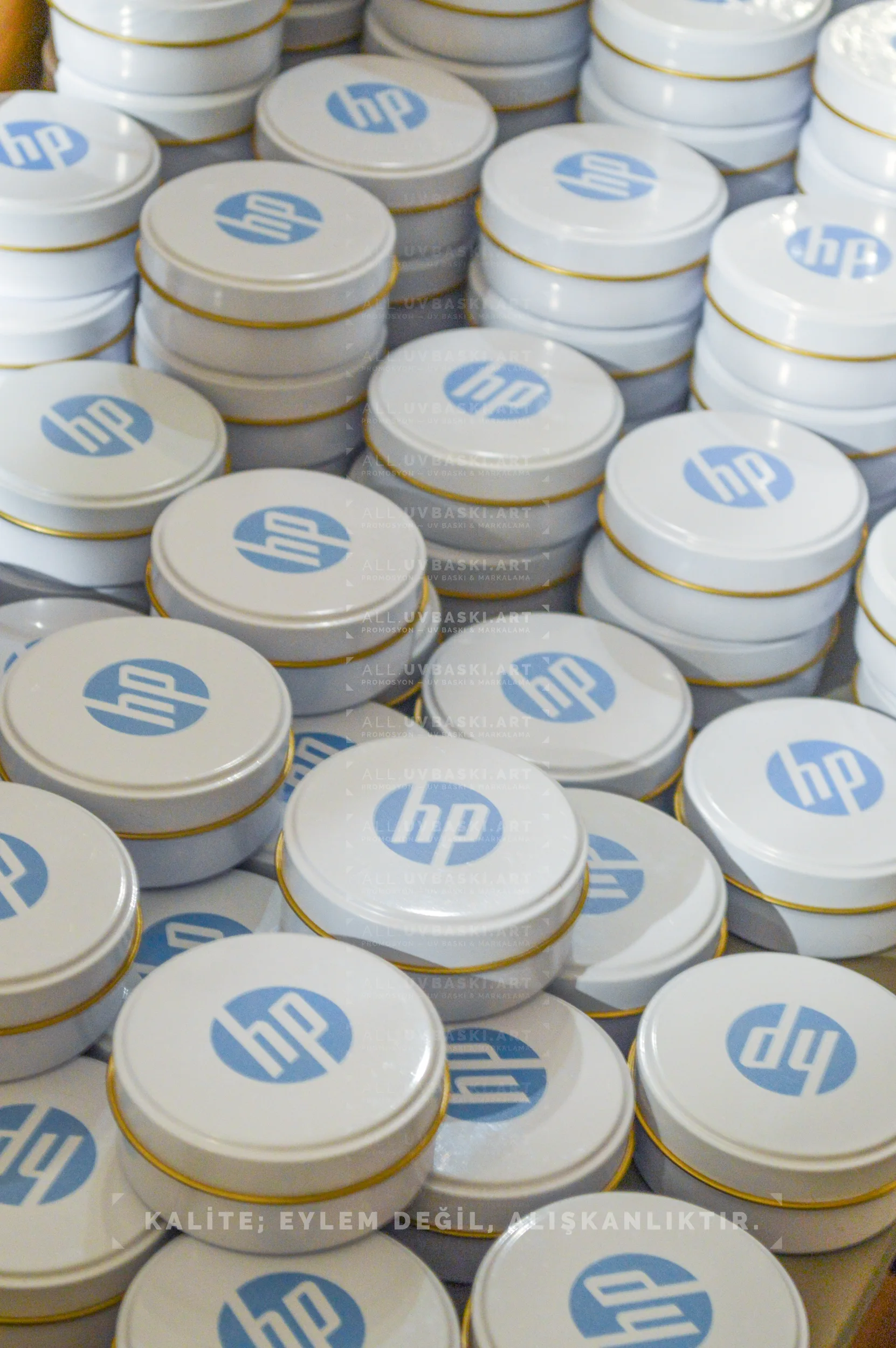 Beyaz yuvarlak mum kutusu &uuml;zerine UV baskılı HP logosu.