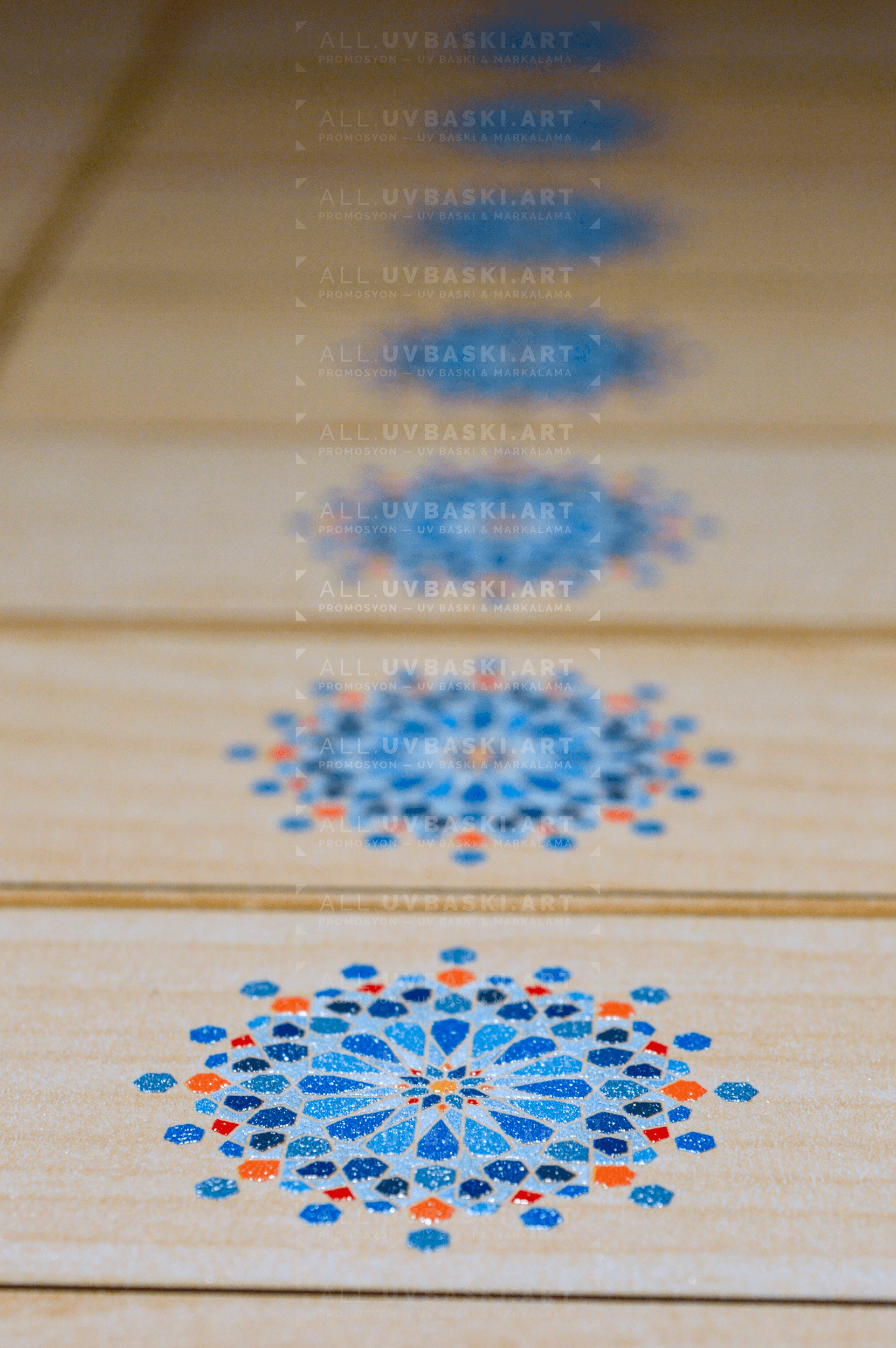 Huş desenli MDF üzerine UV baskılı rengarenk logolu farklı boyutlarda paneller.