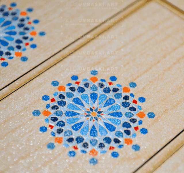 Rengarenk logo UV baskılı huş ağacı görünümlü MDF panel, farklı açıdan görünüm.