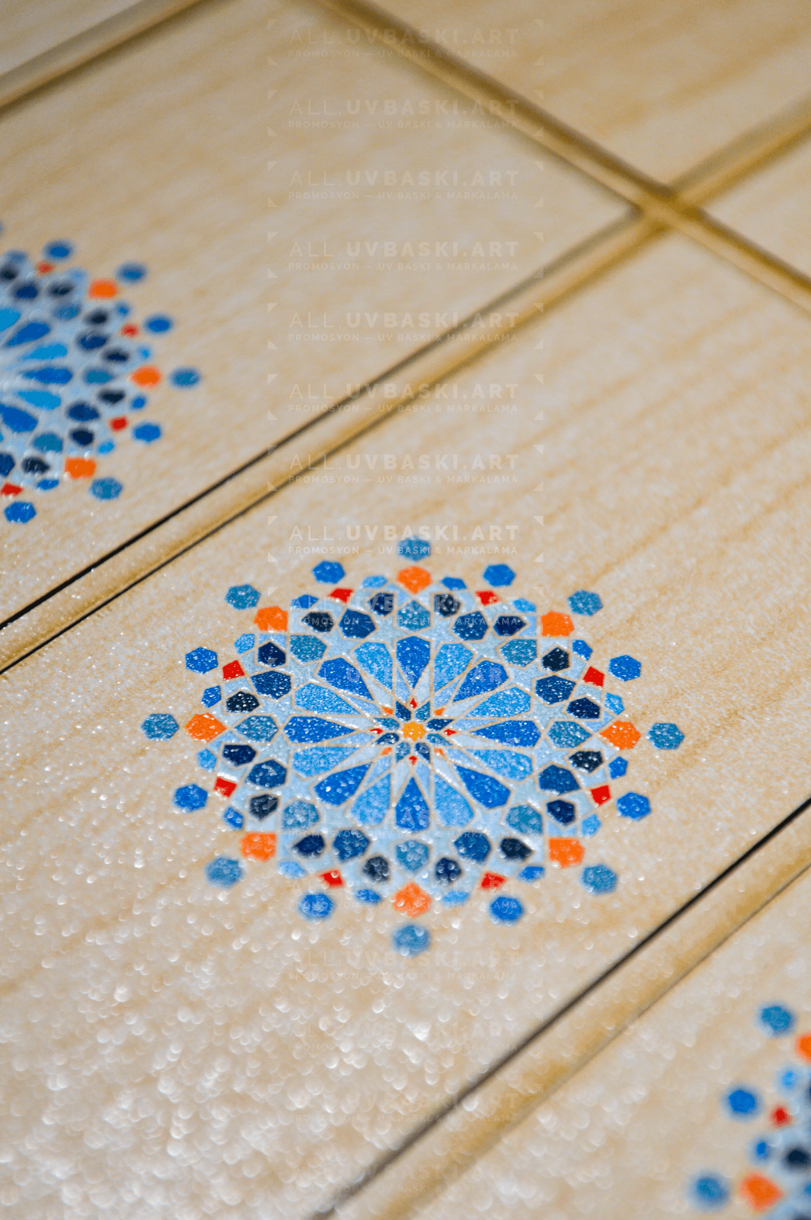 Rengarenk logo UV baskılı huş ağacı görünümlü MDF panel, farklı açıdan görünüm.