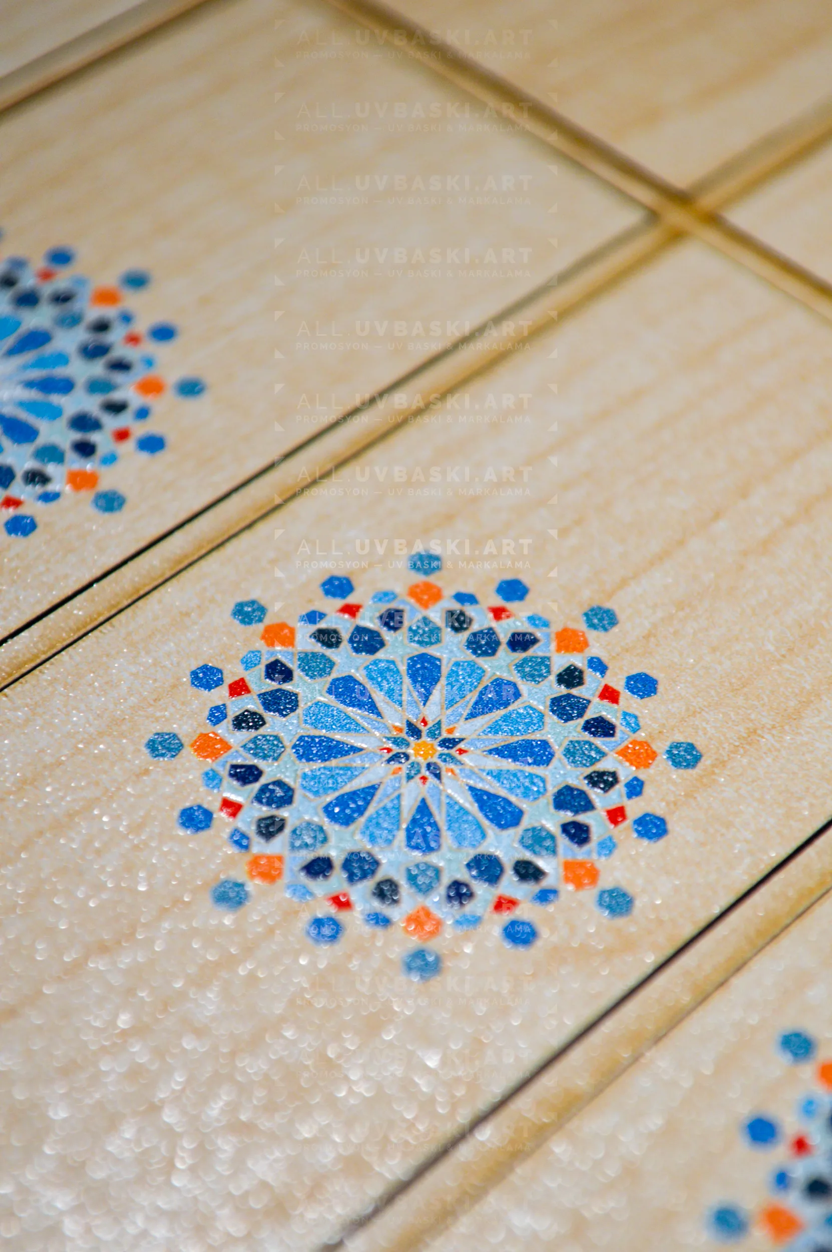 Rengarenk logo UV baskılı huş ağacı görünümlü MDF panel, farklı açıdan görünüm.