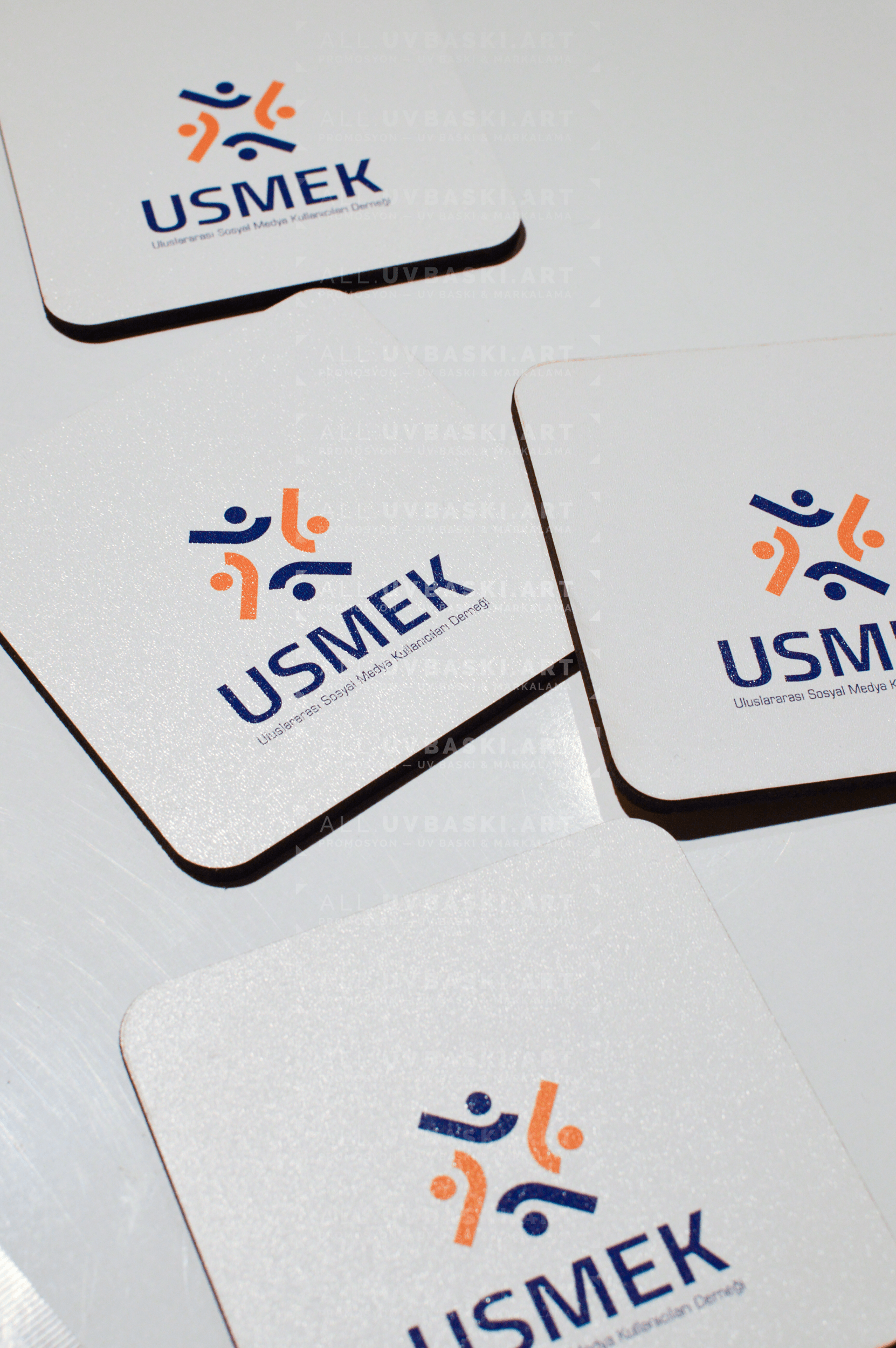 eyaz MDF üzerine UV baskılı USMEK logosu yer alan bardak altlığı (coaster).