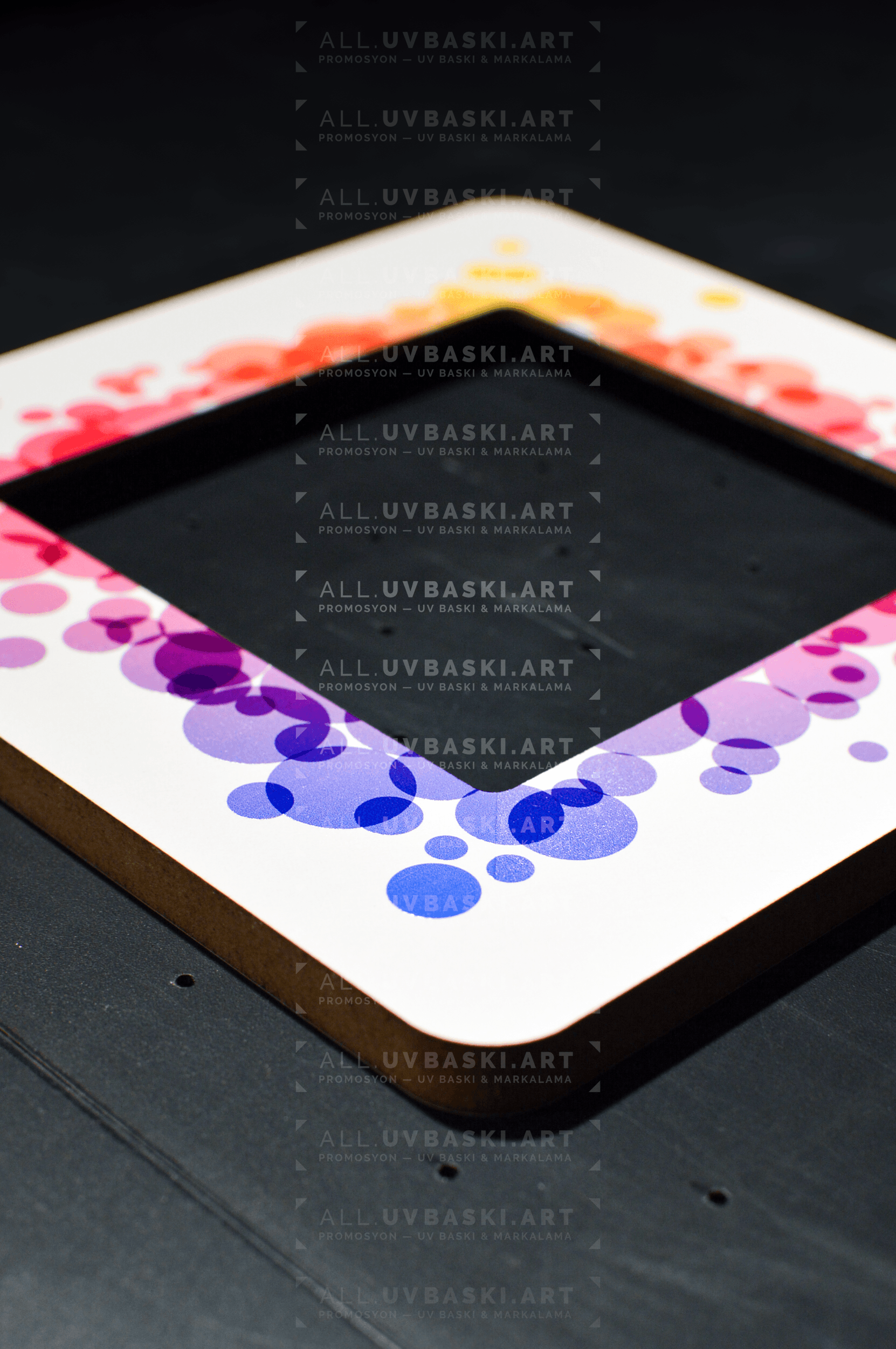 Beyaz MDF fotoğraf çerçevesi üzerine kenarları rengarenk geometrik desenlerle UV baskı.