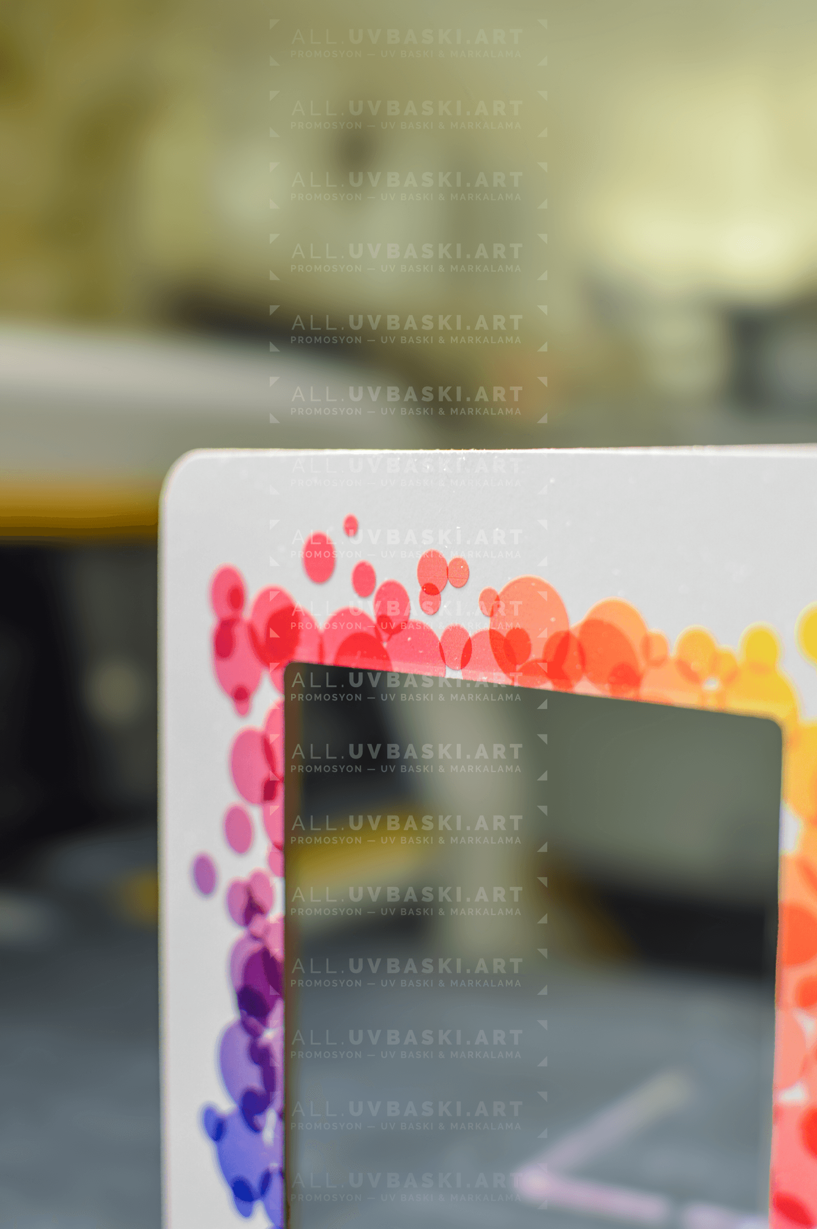 Beyaz MDF çerçeve kenarındaki rengarenk çiçek desenli UV baskı detayı.
