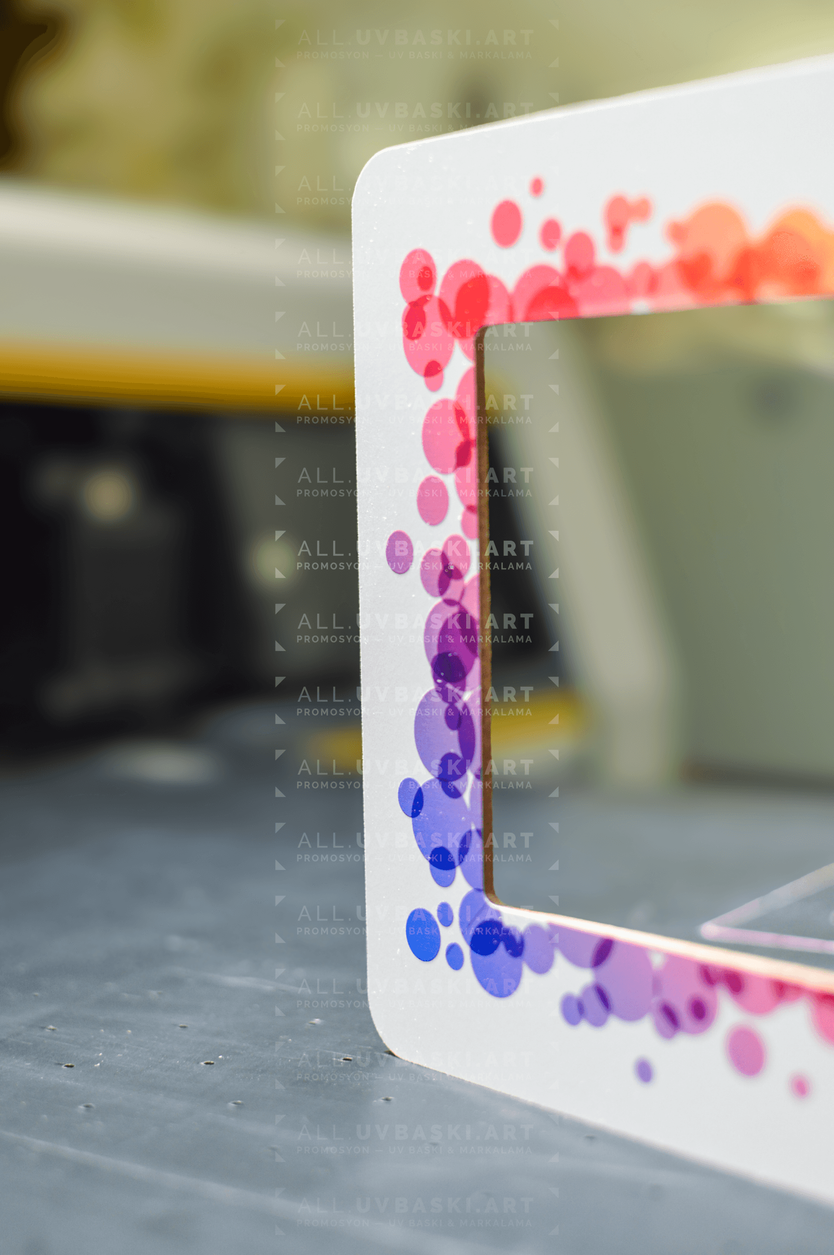 Beyaz MDF çerçeve kenarlarına soyut fırça darbeleri efekti UV baskısı.