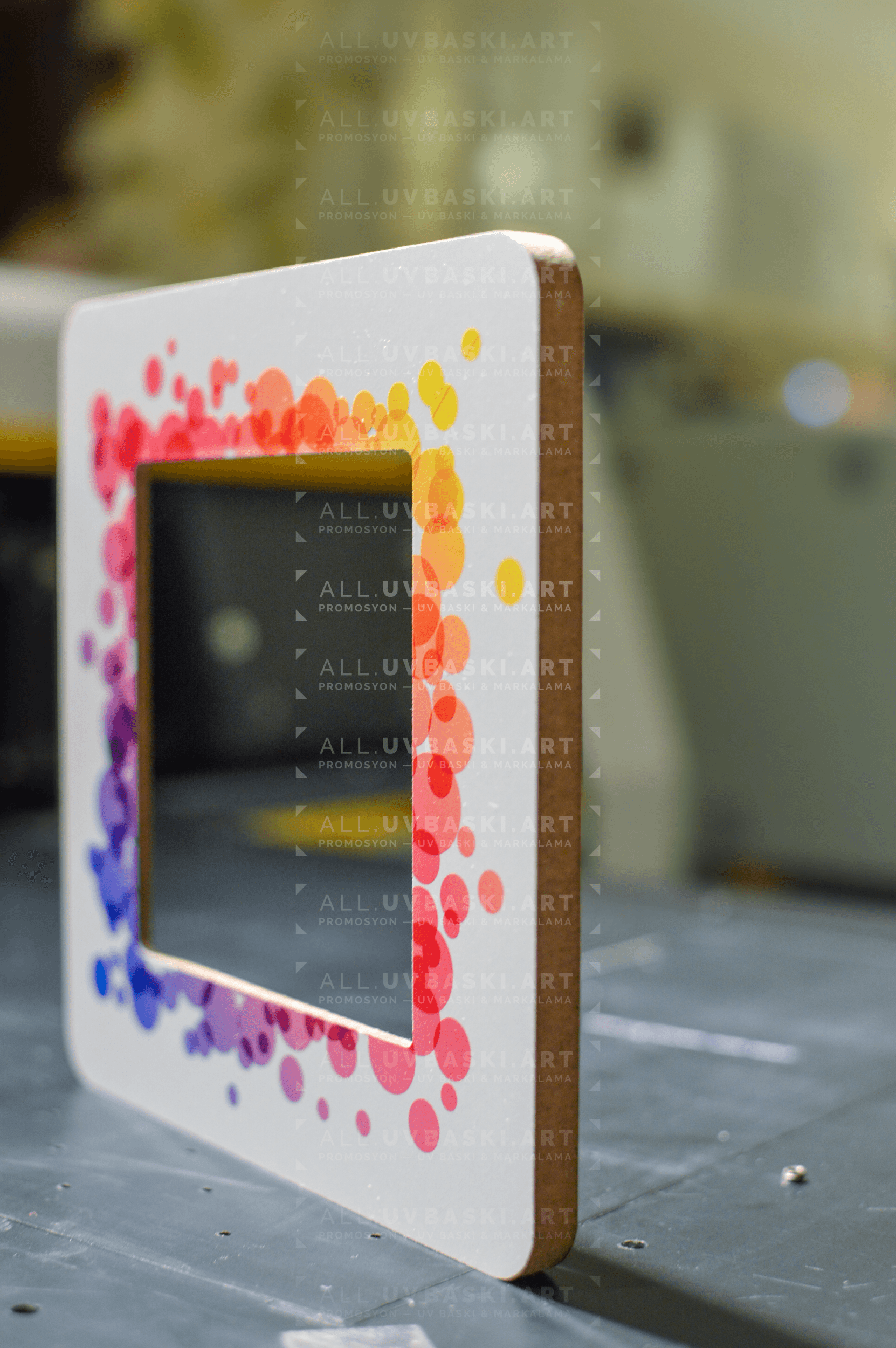 kenarları pastel renkli hayvan figürleri UV baskılı beyaz MDF çerçeve.