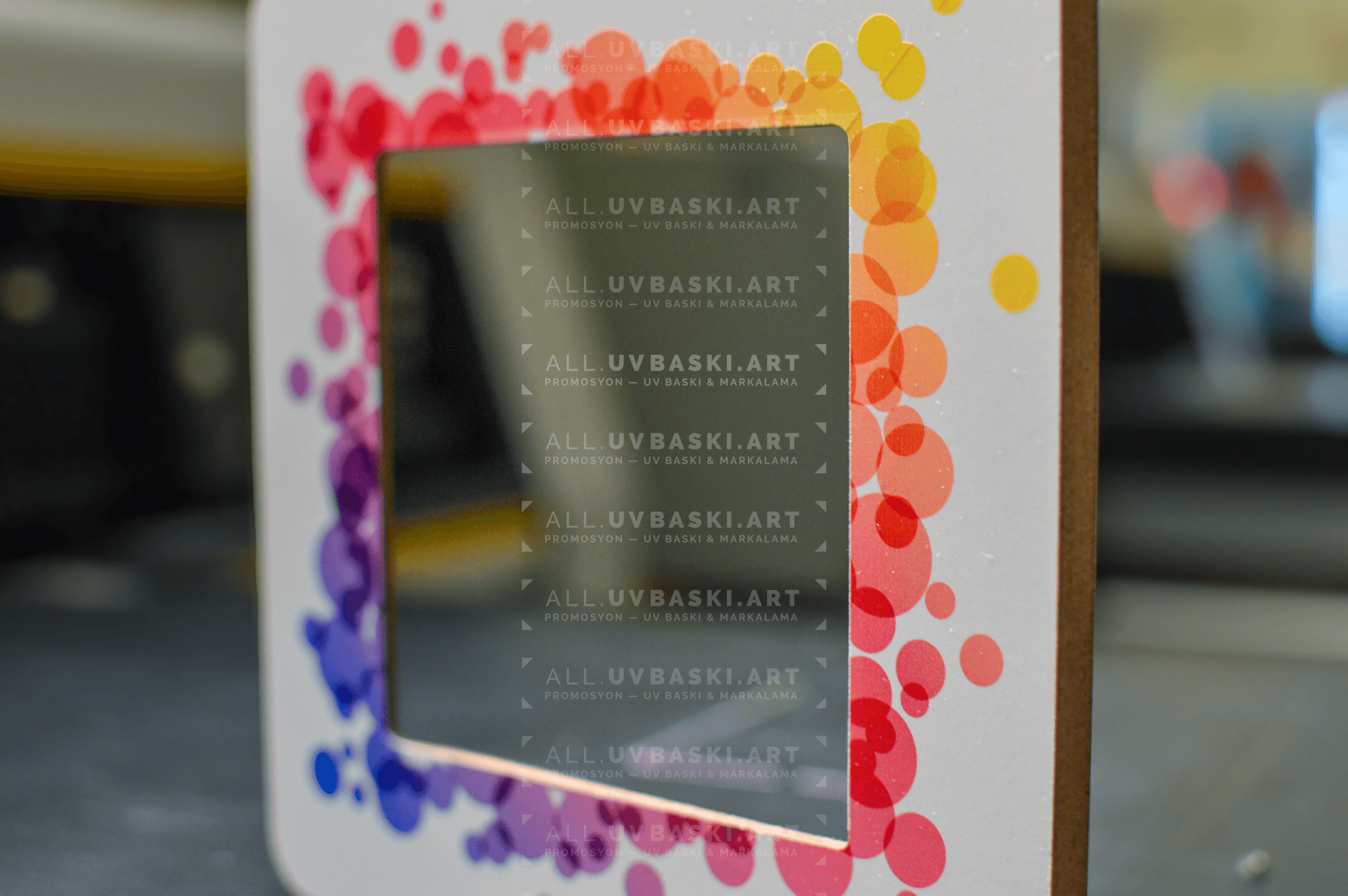 Kenarları minimalist çizgi desenleriyle UV baskılı dikey beyaz MDF çerçeve.