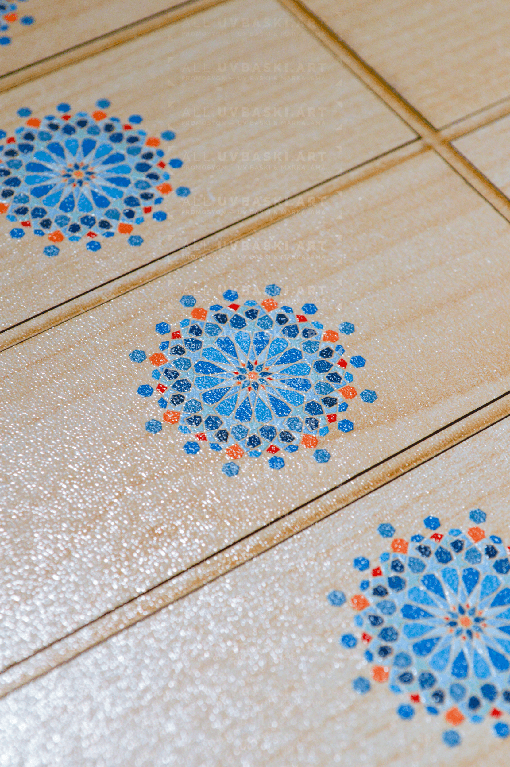 Doğal huş ahşap görünümlü MDF üzerine rengarenk logo UV baskısı.