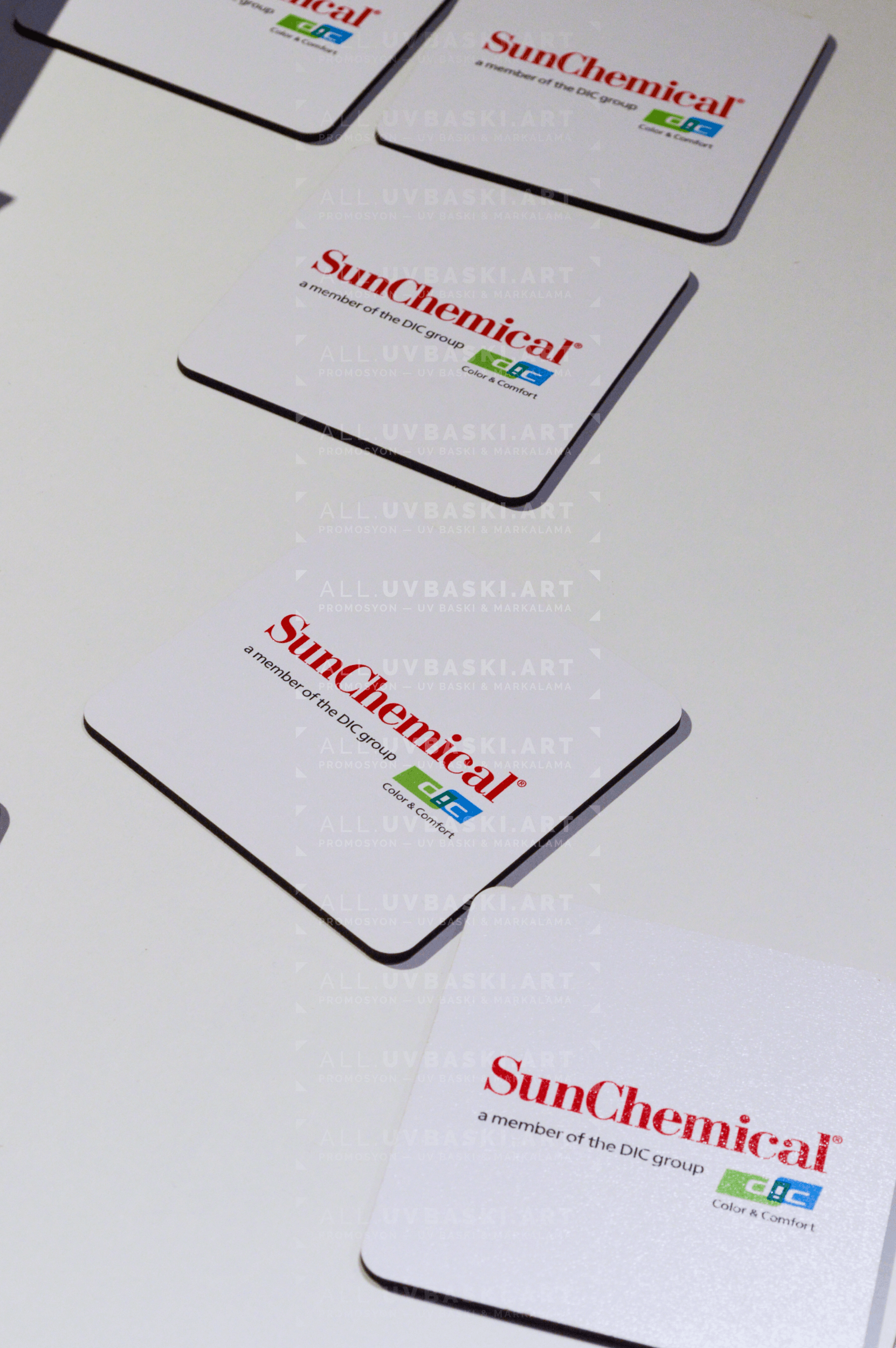Sun Chemical logolu UV baskılı beyaz MDF bardak altlıkları seti halinde.