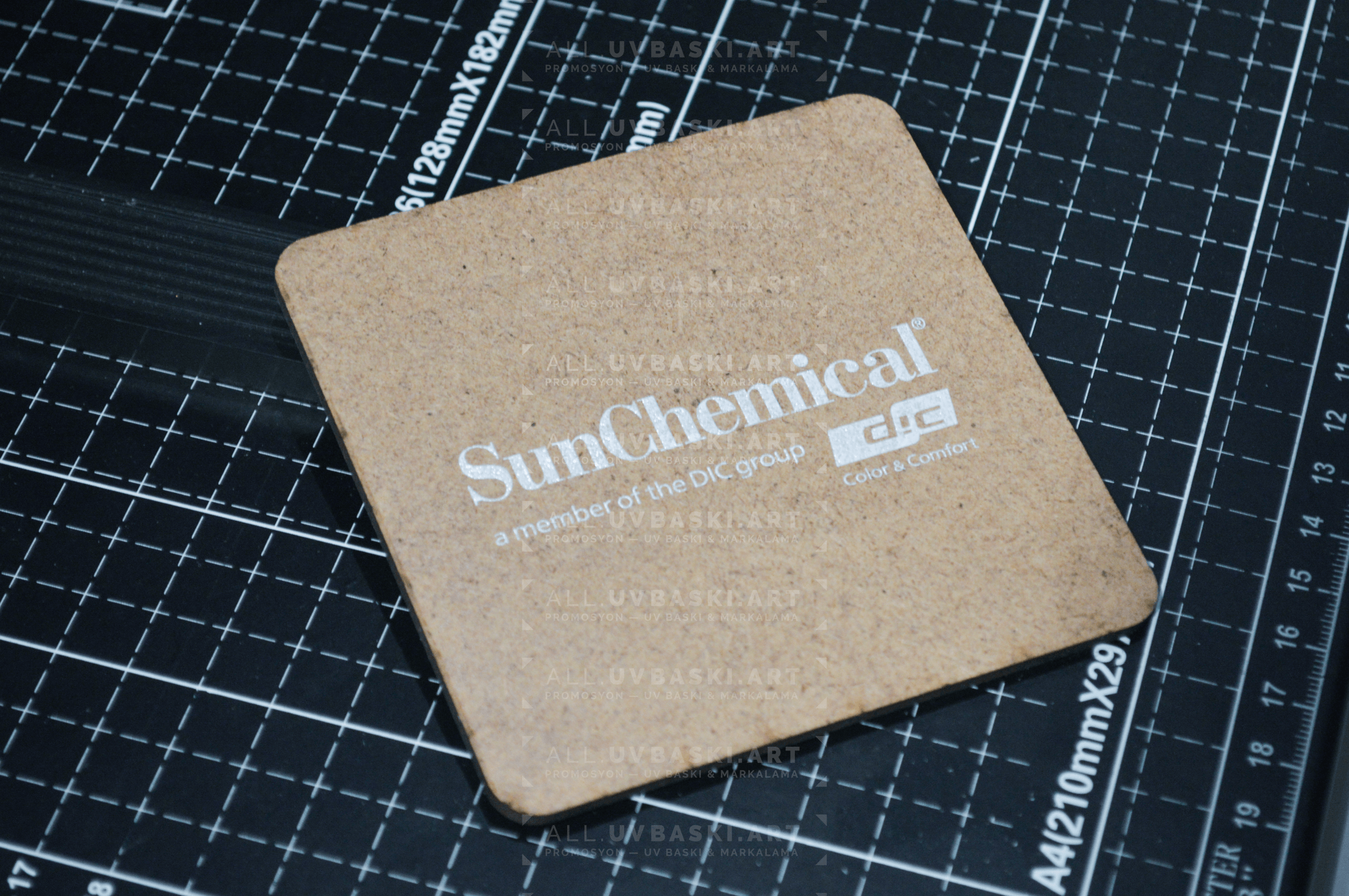 Ham MDF bardak altlığı üzerine beyaz UV baskılı Sun Chemical logosu.