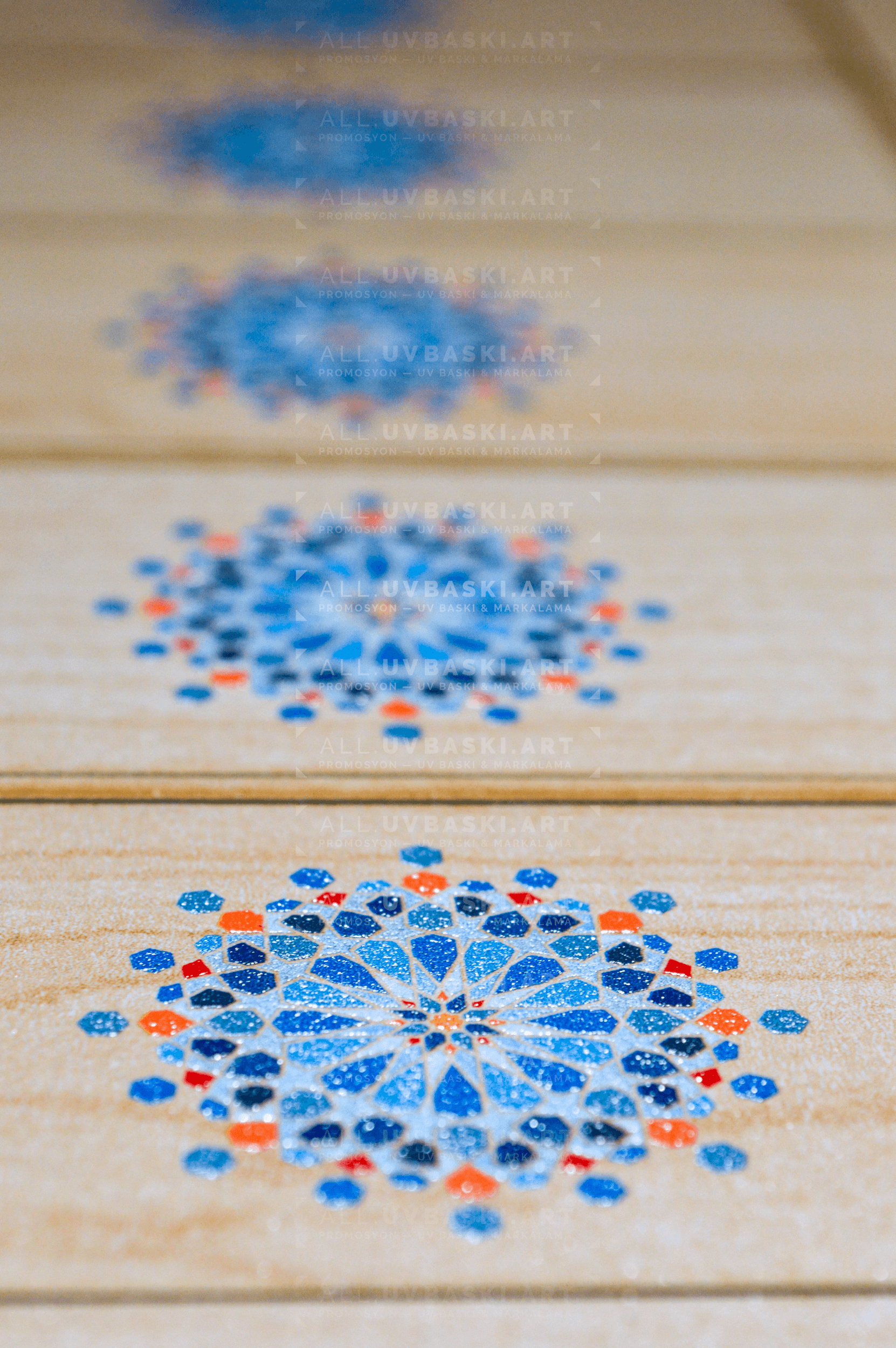 Huş desenli MDF üzerine UV baskılı renkli logolu dekoratif duvar paneli uygulaması.