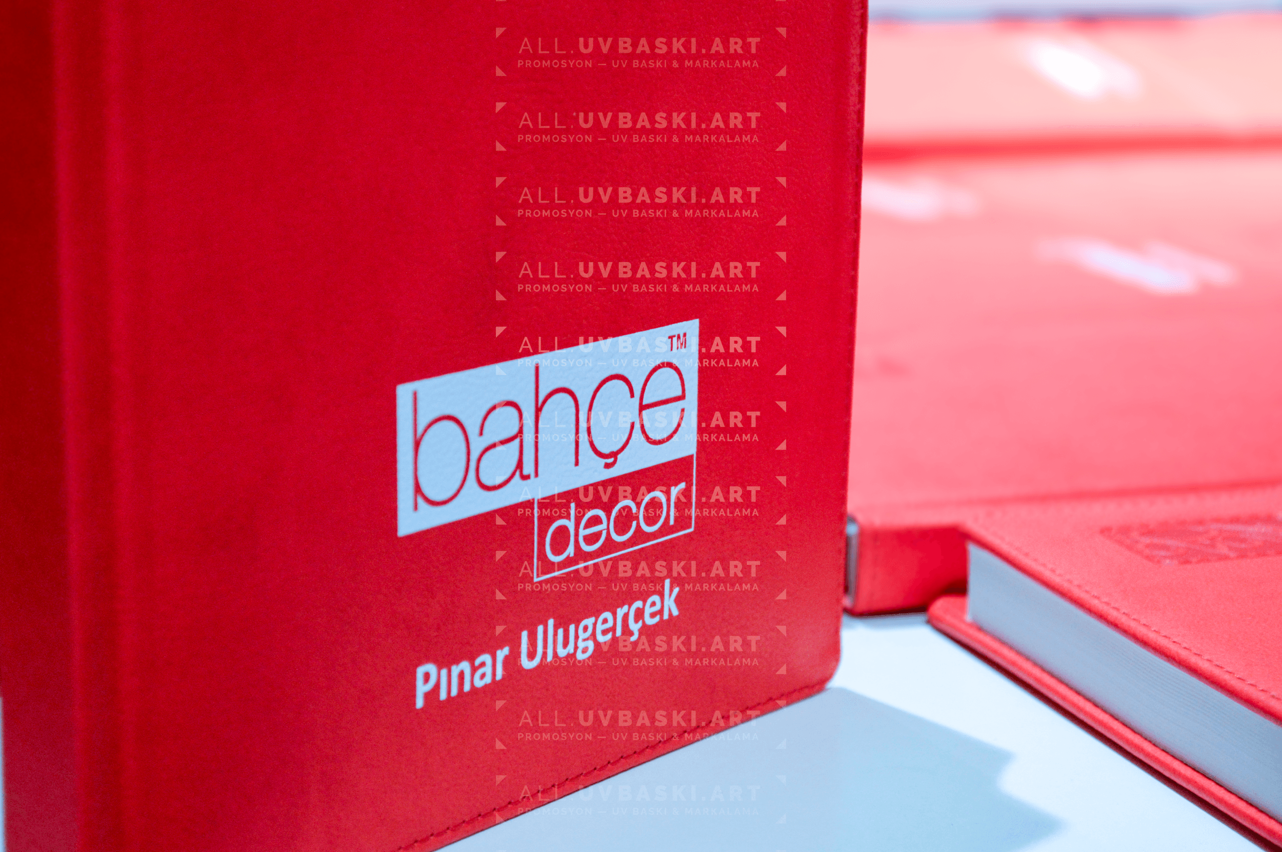 Markanızı tanıtmak için özel olarak tasarlanmış bir UV baskılı ajanda.