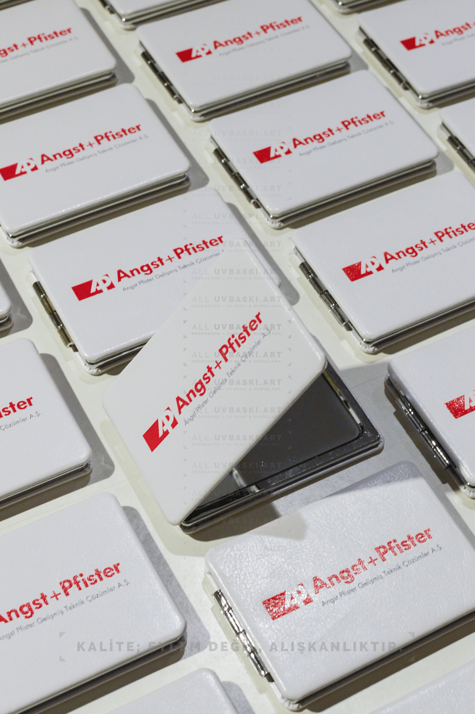 Deri ayna üzerinde marka logosu