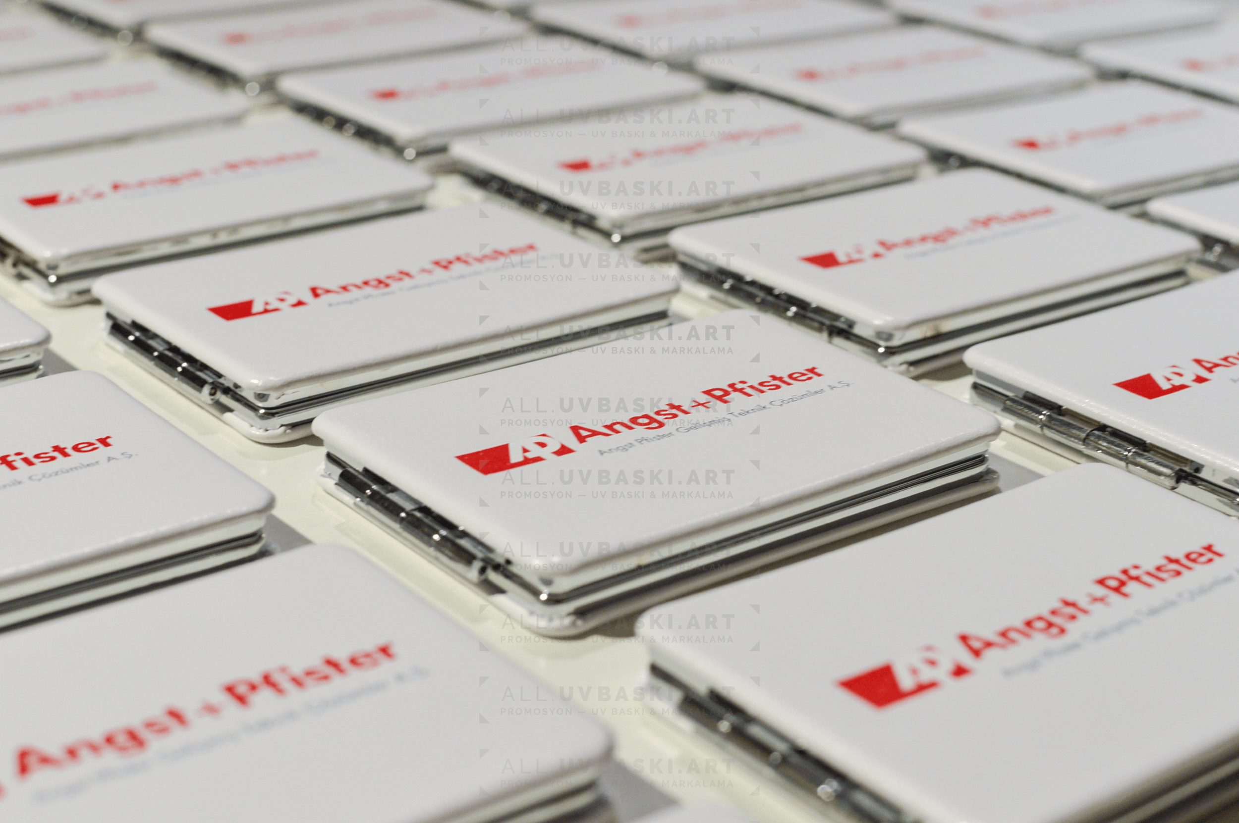 Markanızı Taşıyan ve Çevreyi Koruyan Kurumsal Hediyeler: UV Baskılı Deri Aynalar