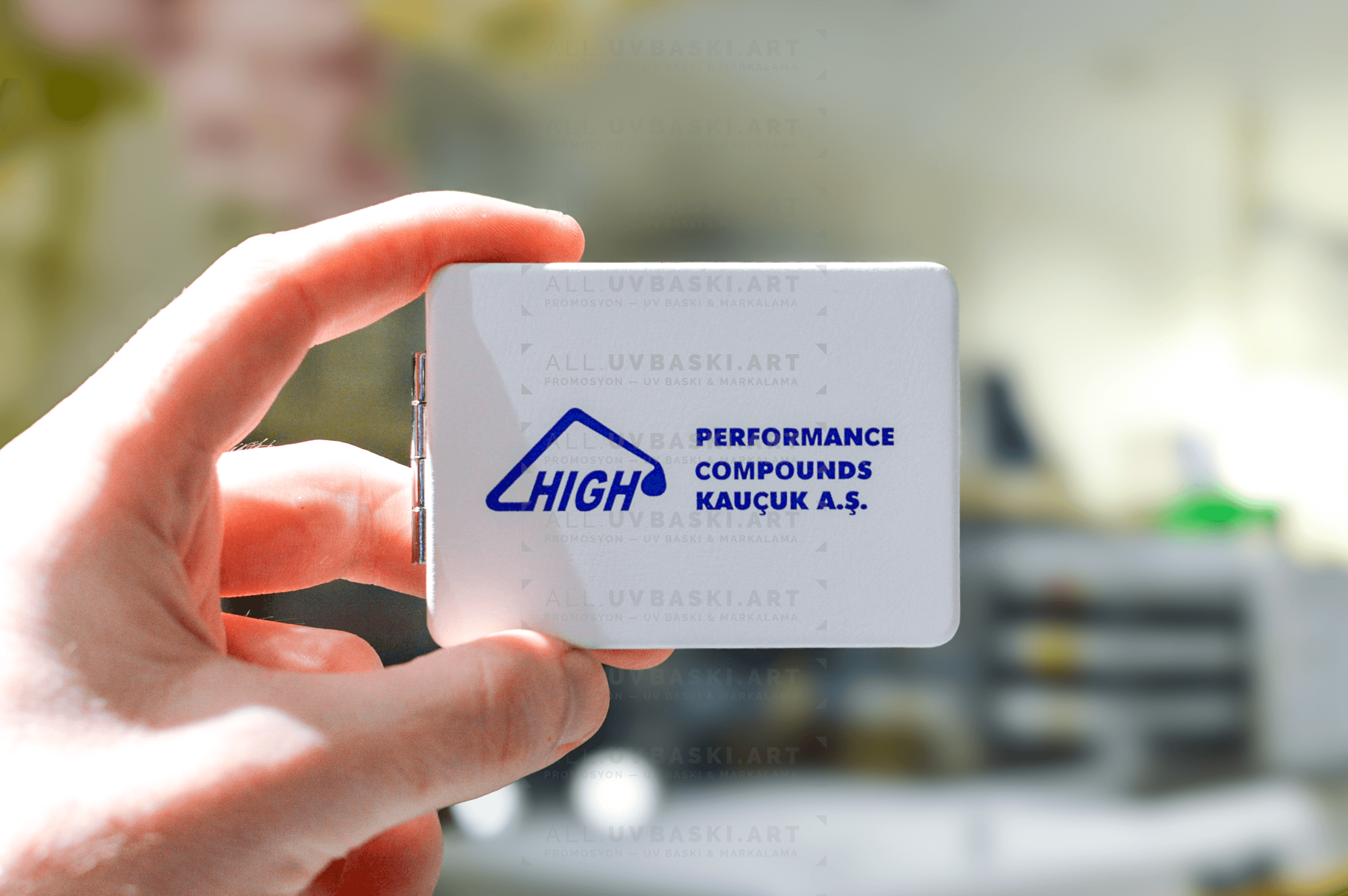 Deri ayna üzerinde marka logosu ve metin