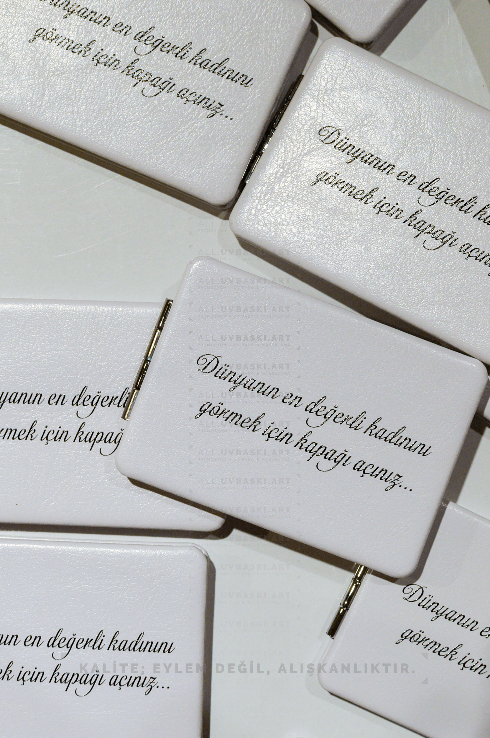 Zarafetin Taşıyıcısı: Deri El ve Cep Aynaları