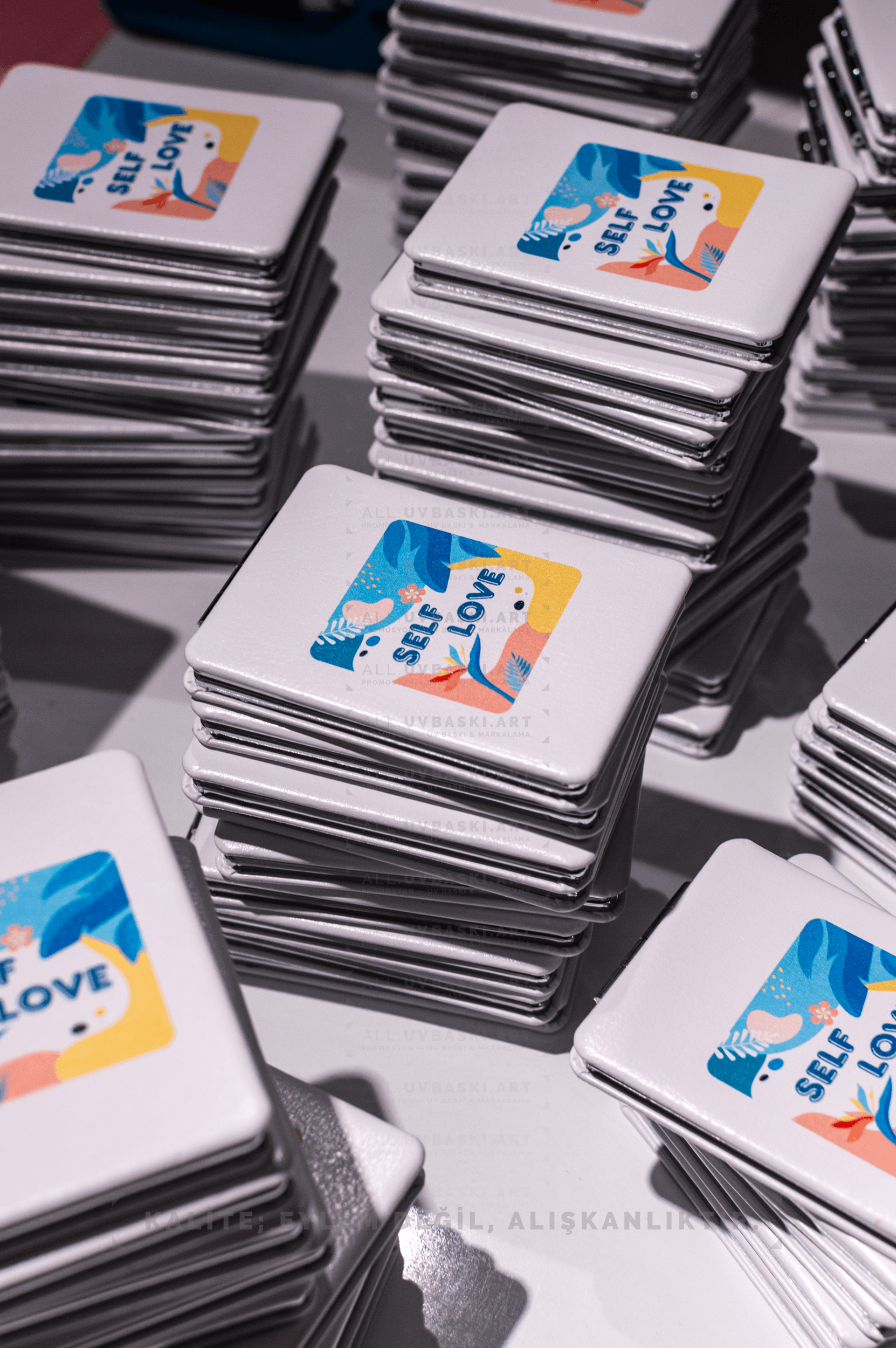 UV baskılı PU deri el aynası, kurumsal promosyon ve marka tanıtımı için.