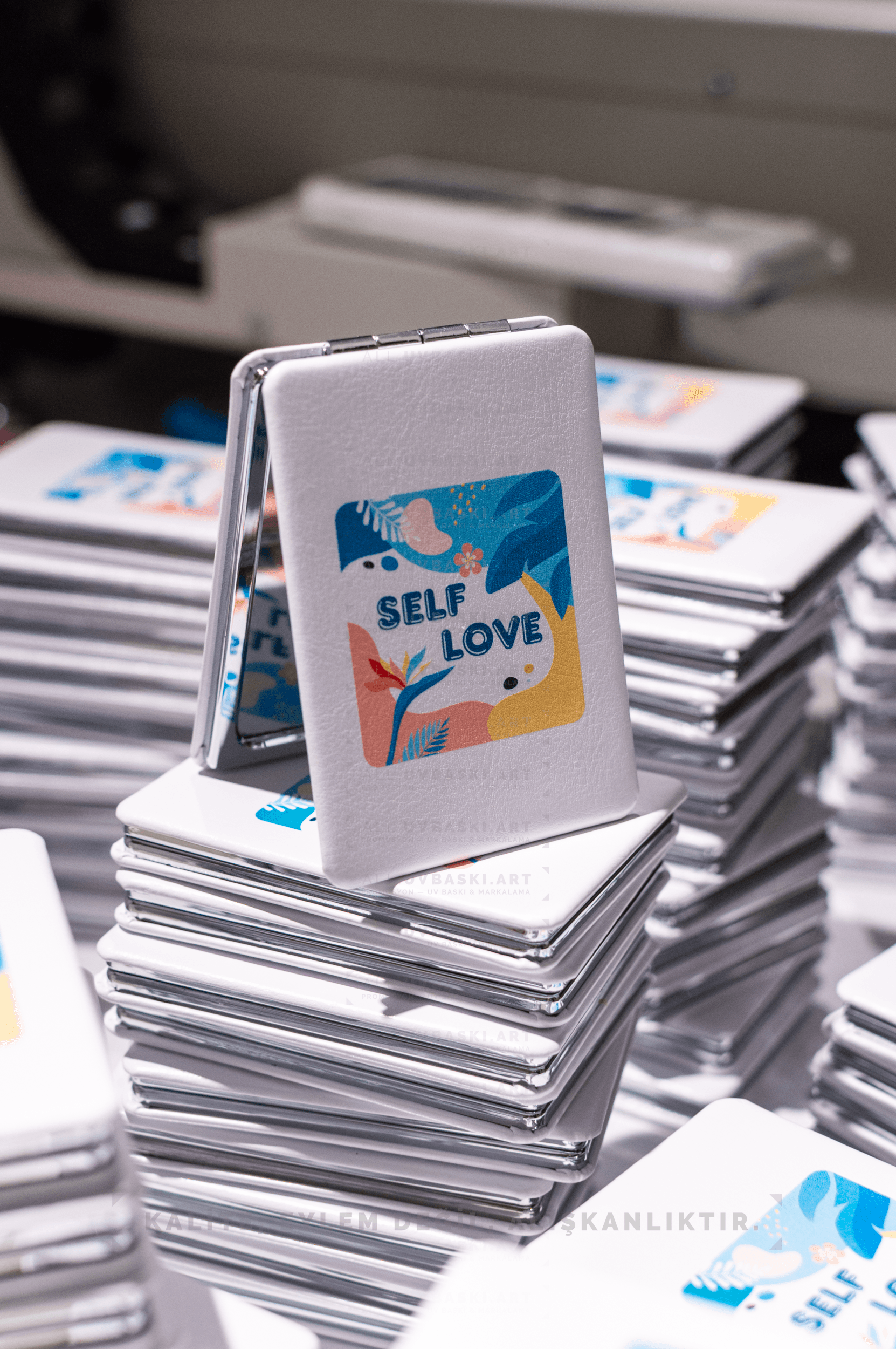 Özel tasarım UV baskılı cep aynası, kurumsal VIP promosyon ürünü.