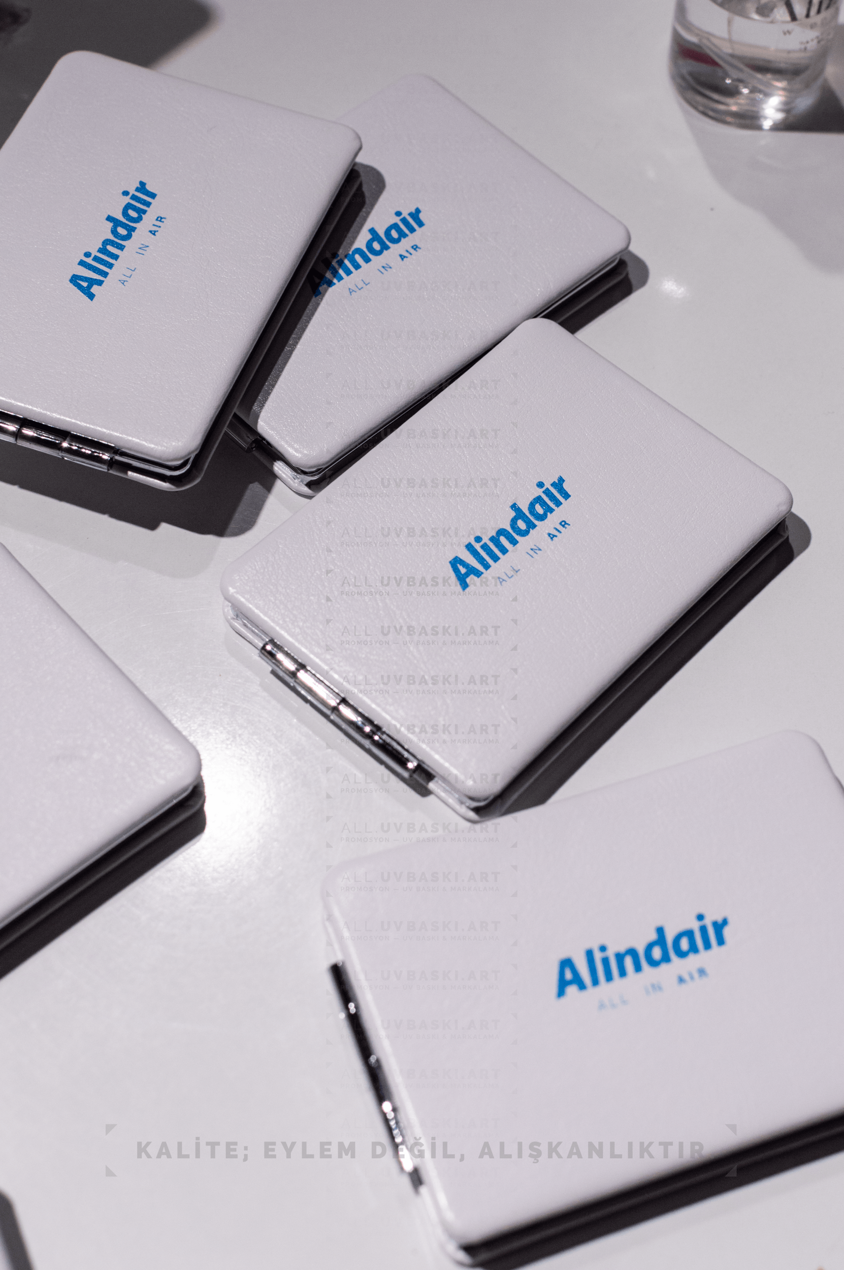 Hediyelik suni deri el aynası, kişiye özel UV baskılı tasarım.