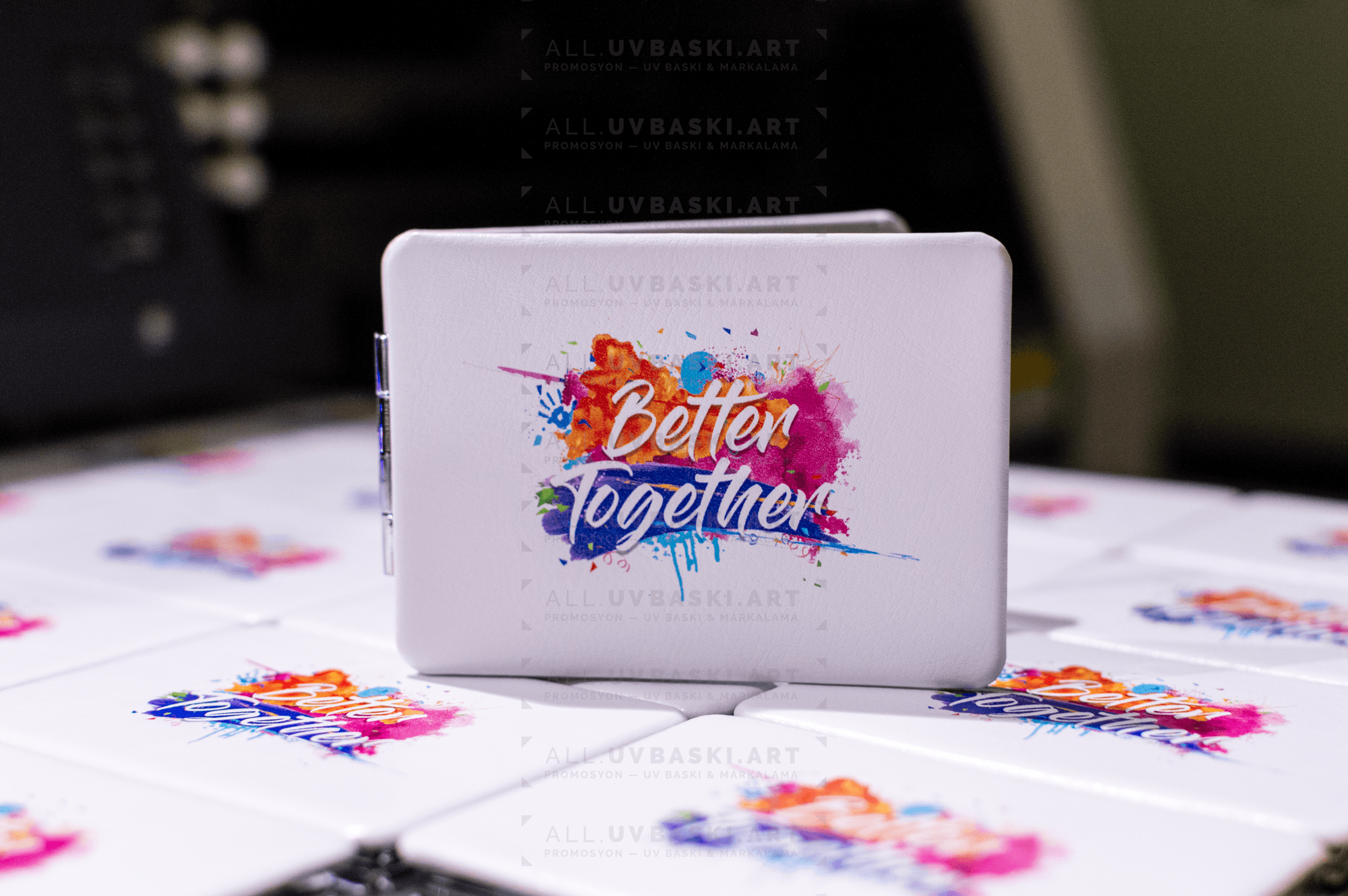 UV baskılı suni deri cep aynası, kurumsal marka promosyonları için.