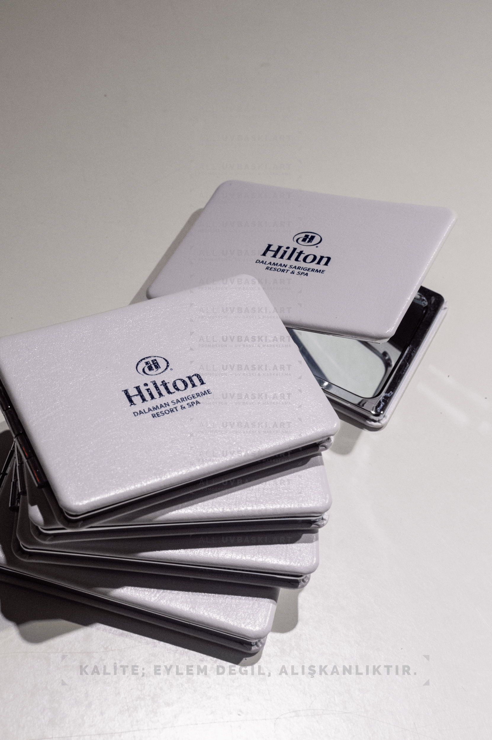 Lüks otel promosyonu için UV baskılı deri cep aynası.