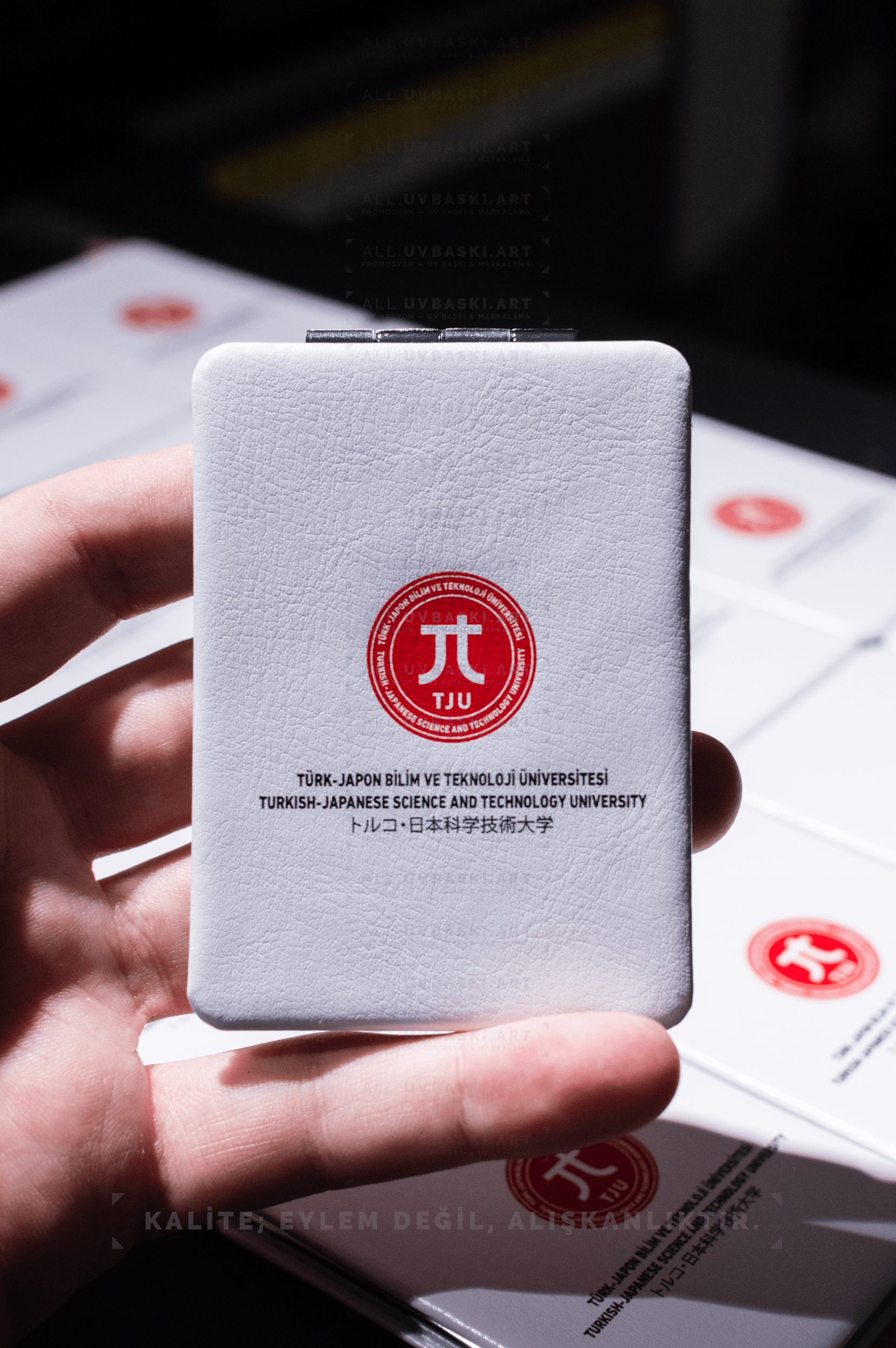 Prestijli markalara özel, UV baskılı suni deri el aynası.