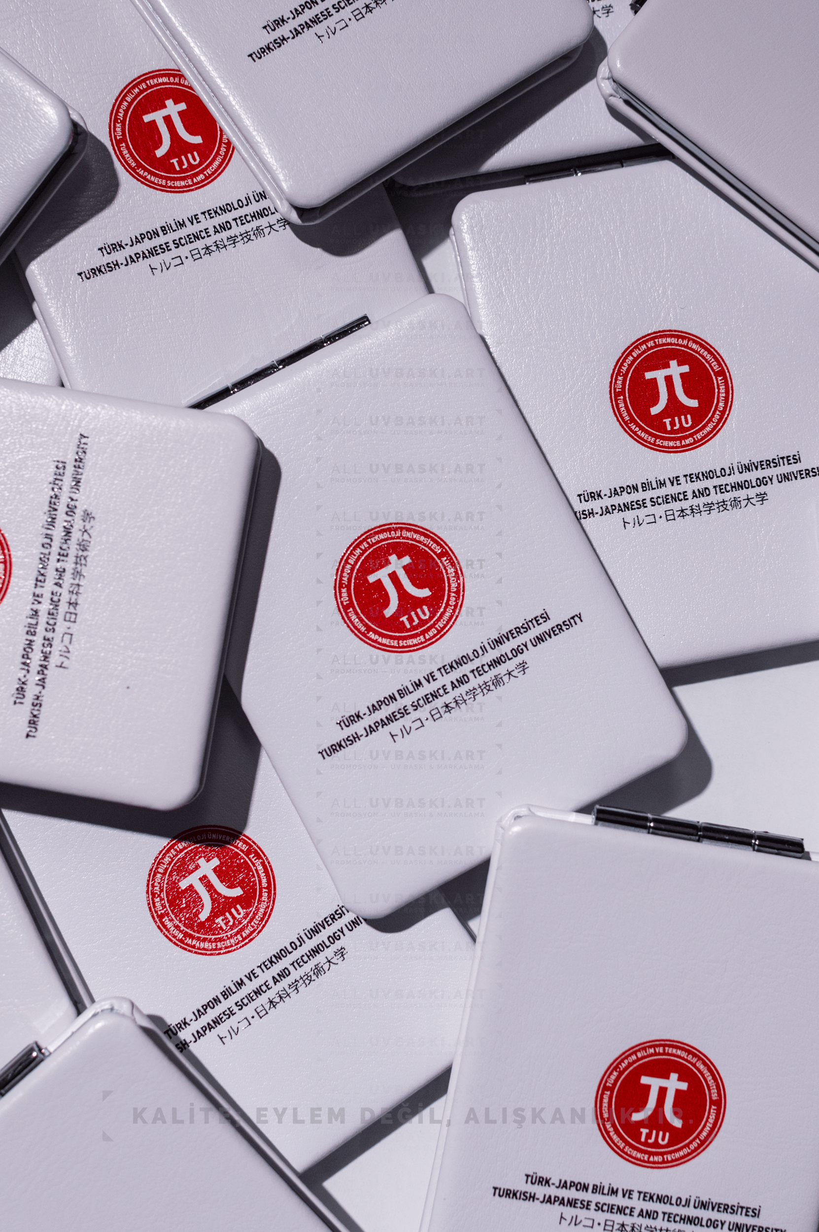 Kurumsal etkinlikler için UV baskılı vegan deri el aynası.