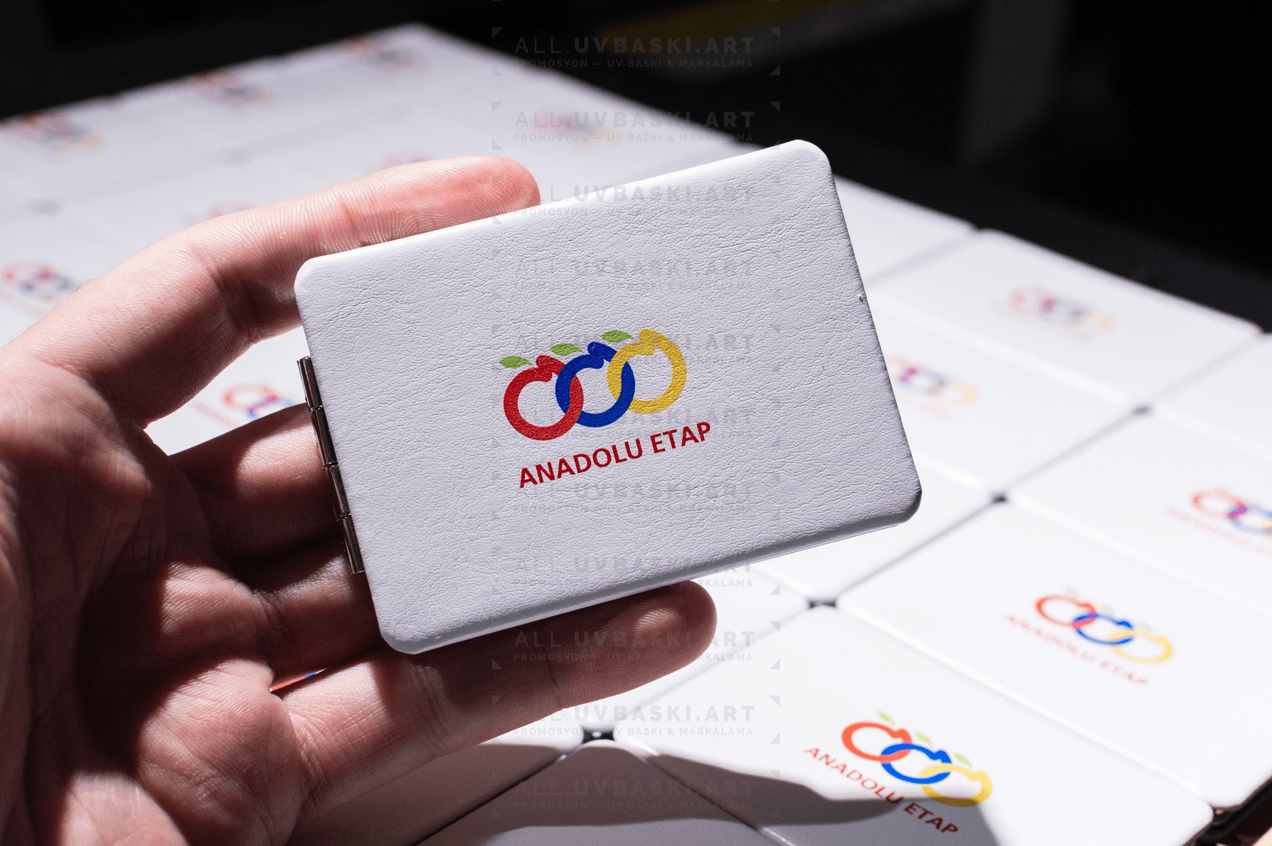 Logolu ve UV baskılı suni deri cep aynası, kurumsal promosyon ürünü.