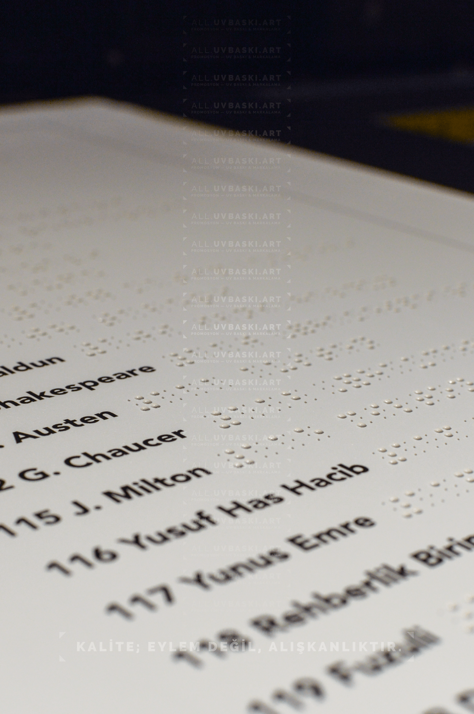 Farklı renklerde Braille alfabesi kabartma UV baskılı örnekler