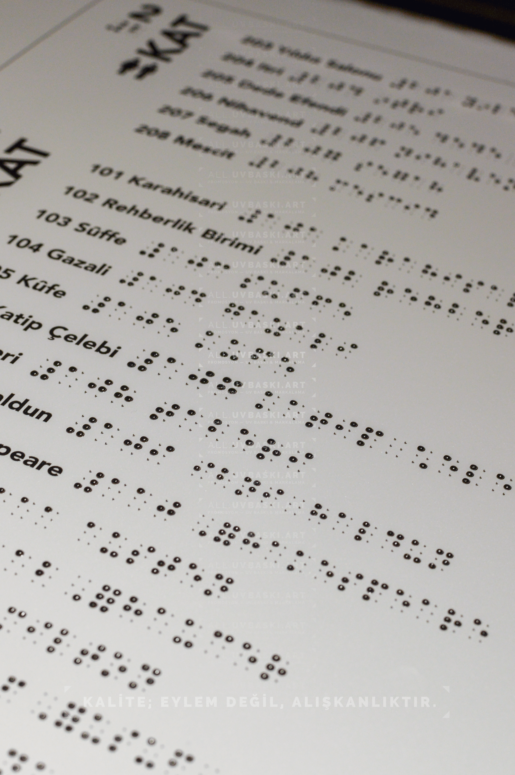 Braille alfabeli ve normal alfabeli yönlendirme levhası