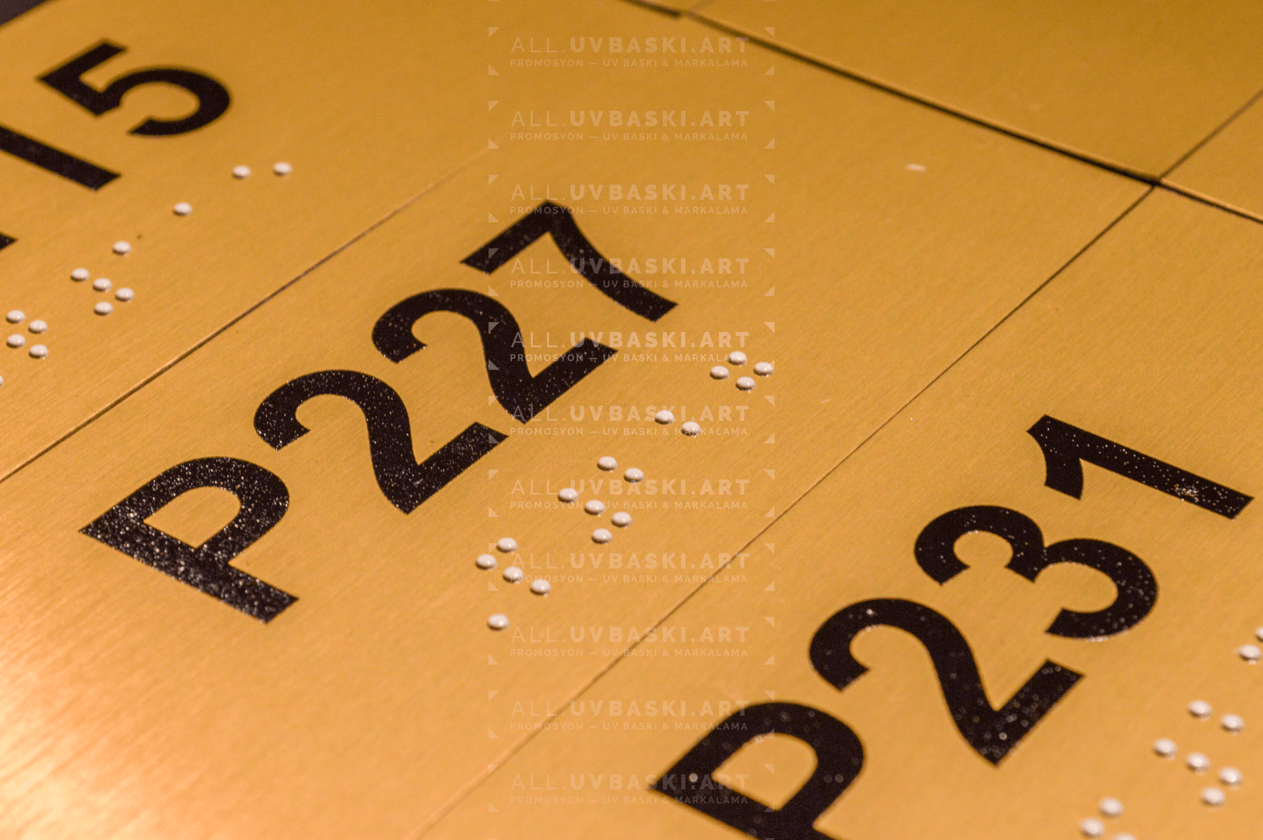 Braille alfabesi kabartma UV baskı örnekleri sergileniyor