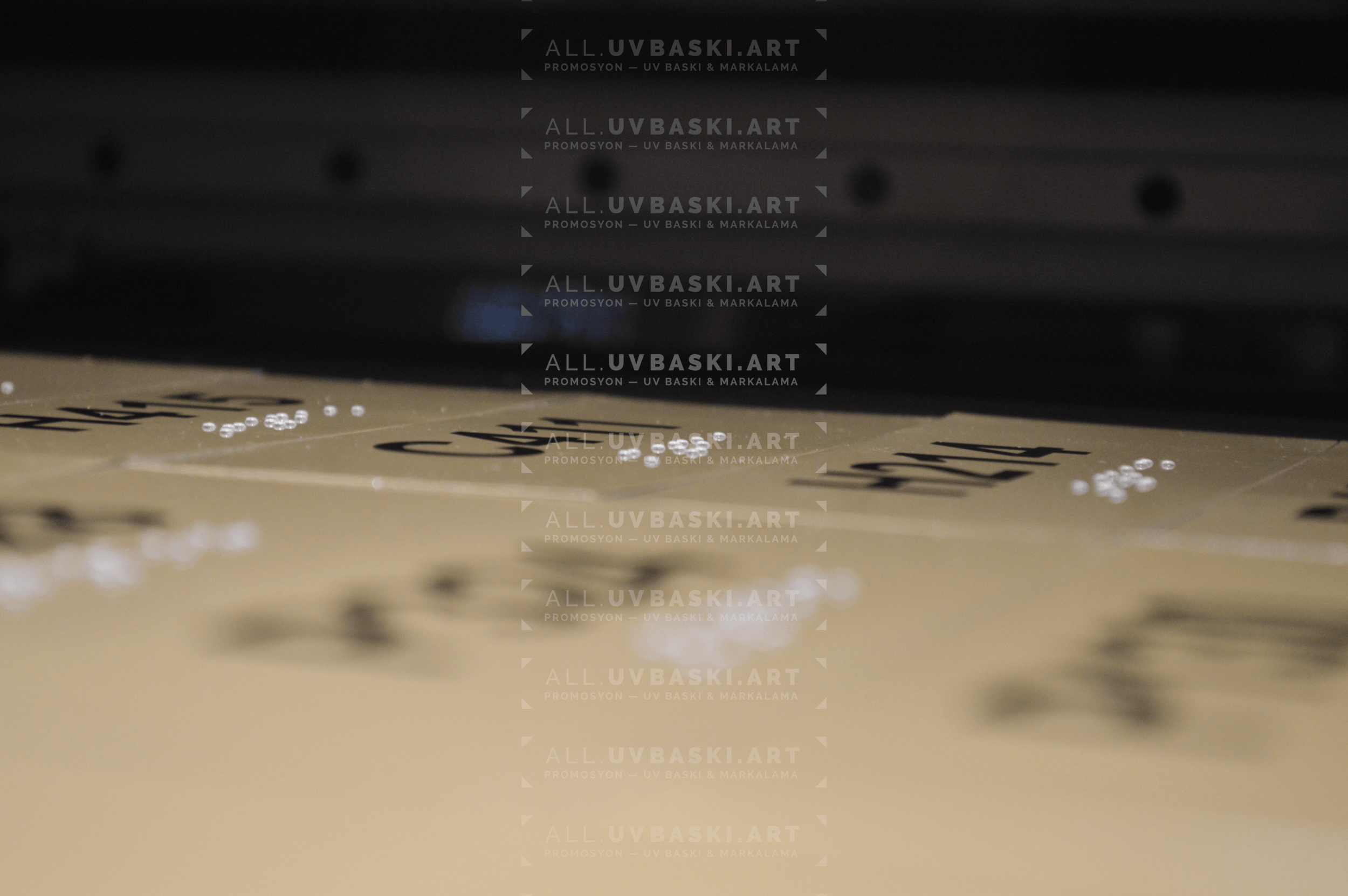 Şirket toplantı odasında Braille alfabesi kabartma UV baskılı kapı isimliği