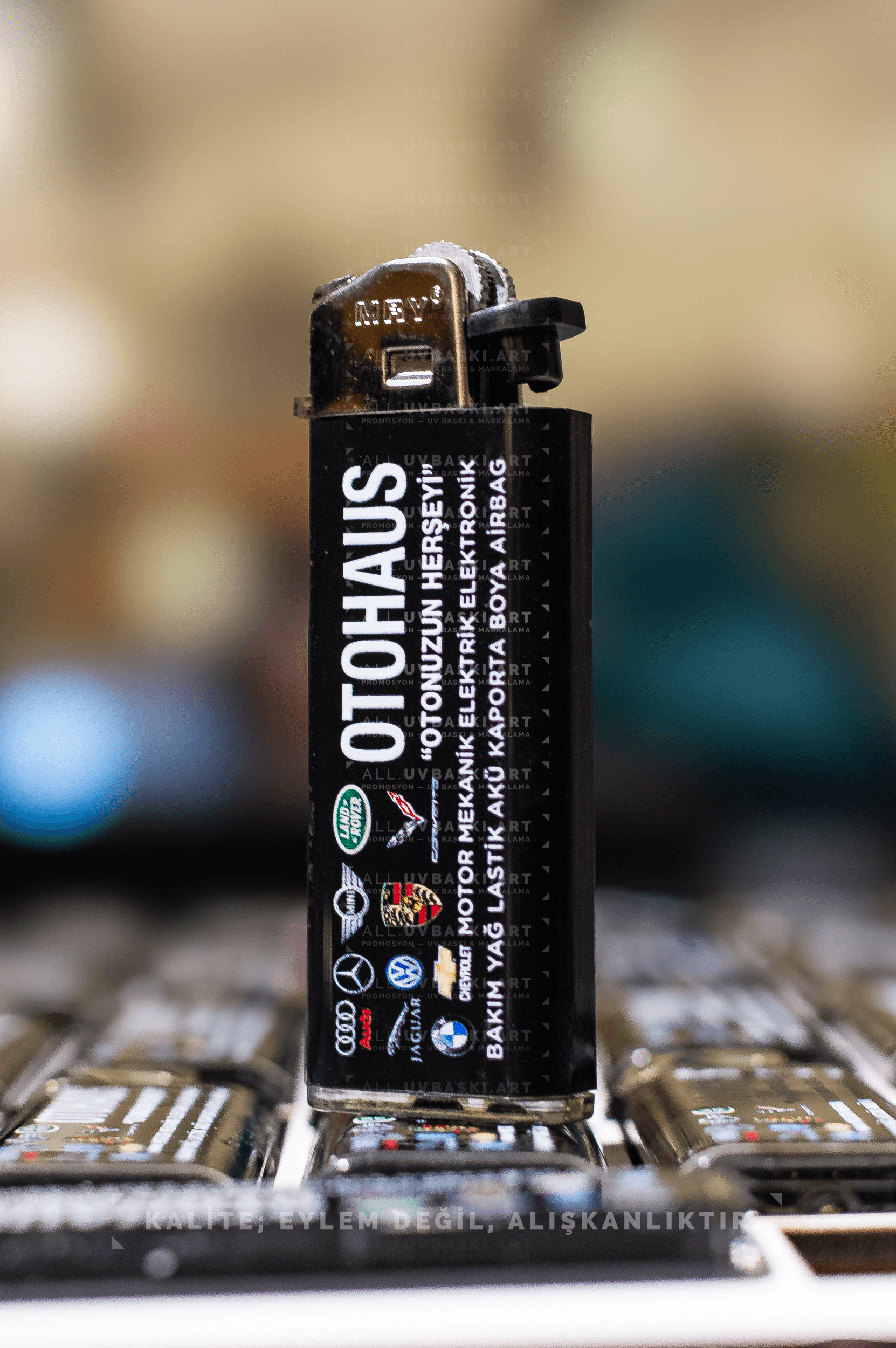 siyah çakmak üzerine UV baskı ile ince detaylar