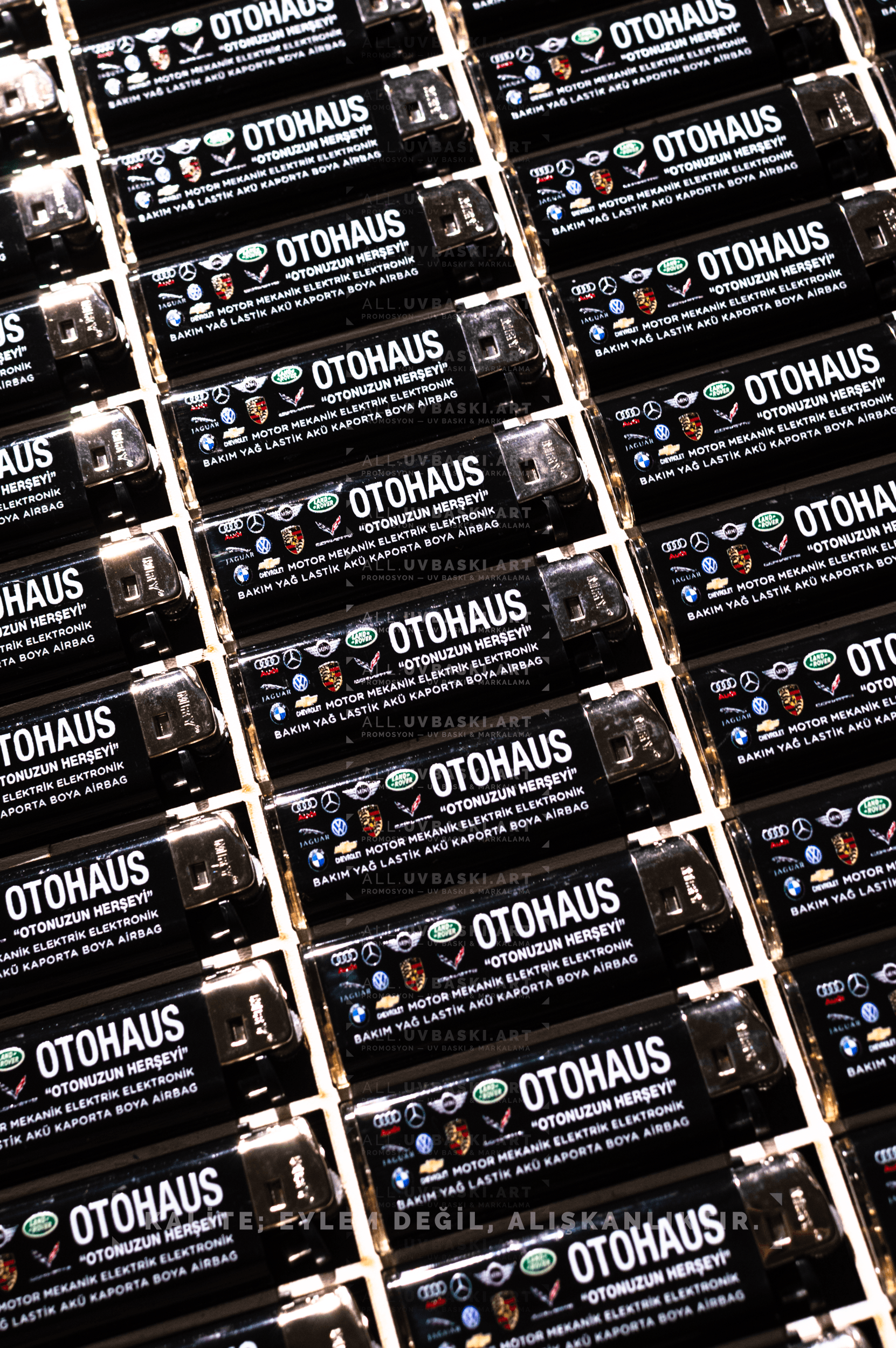 Siyah renkli plastik çakmak üzerine UV baskılı marka logosu