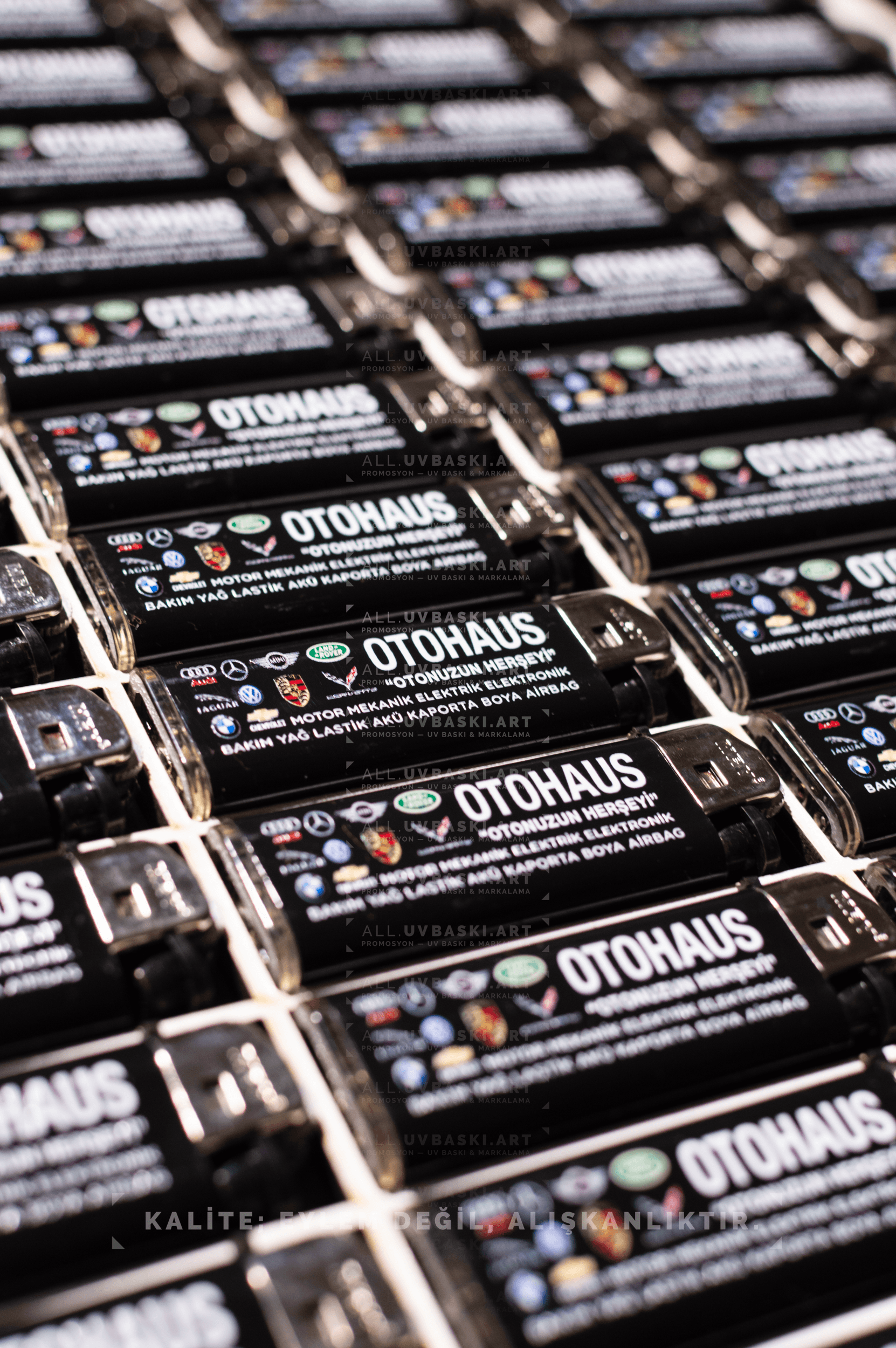 Mat siyah plastik çakmak üzerine UV baskılı minimalist tasarım